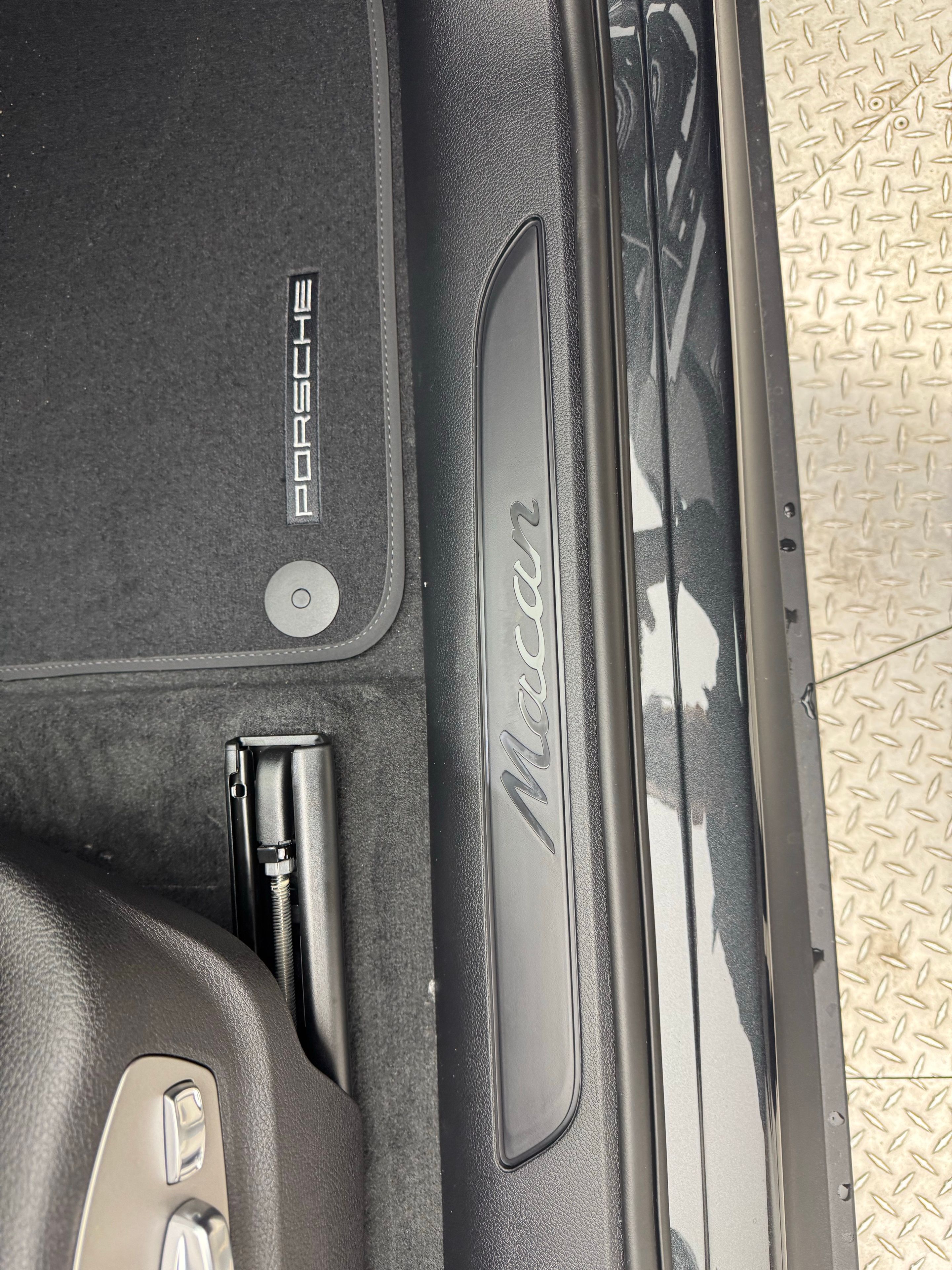 Thumbnail: 2026 Porsche Macan - 21