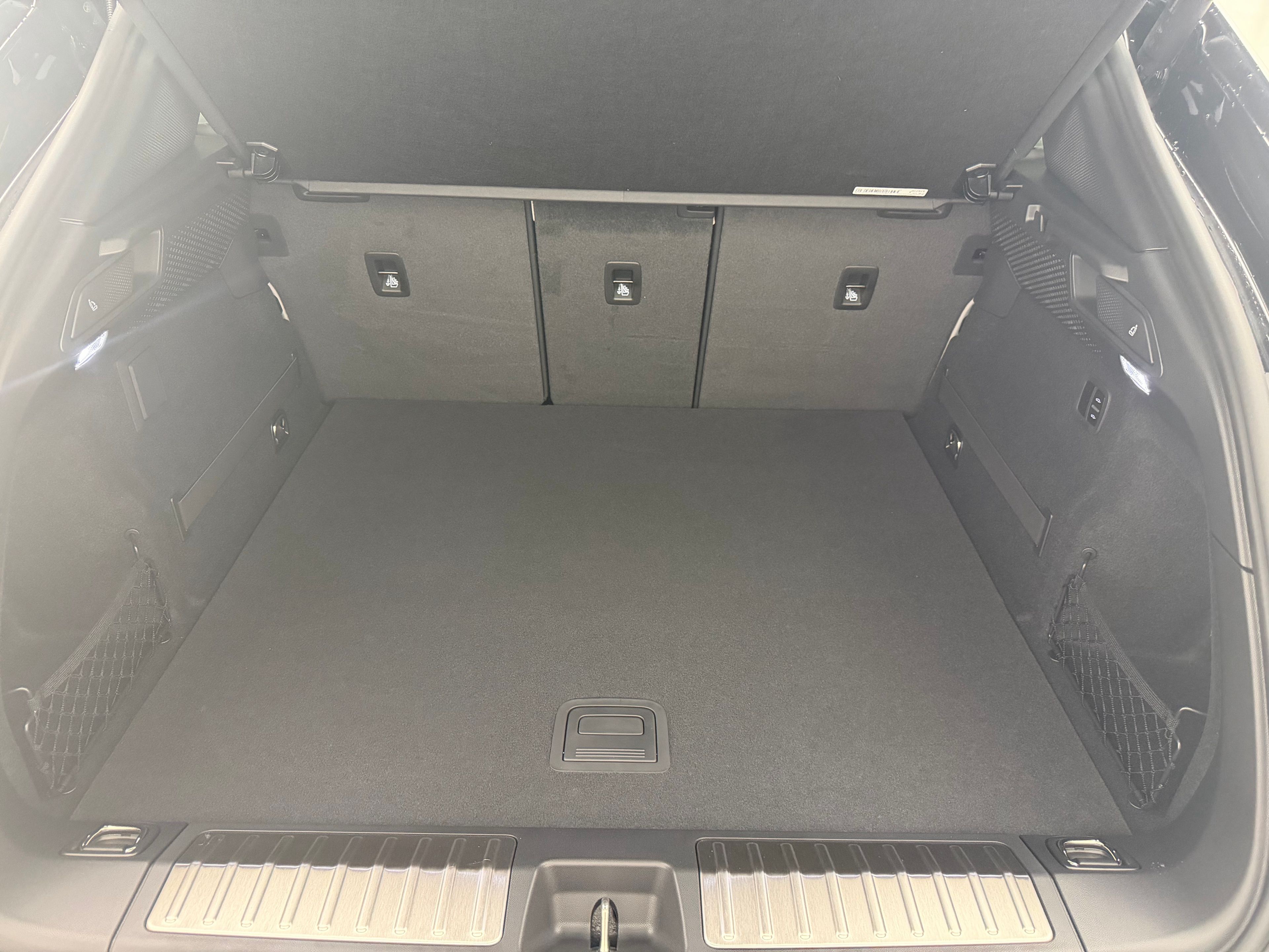 Thumbnail: 2025 Porsche Macan - 25