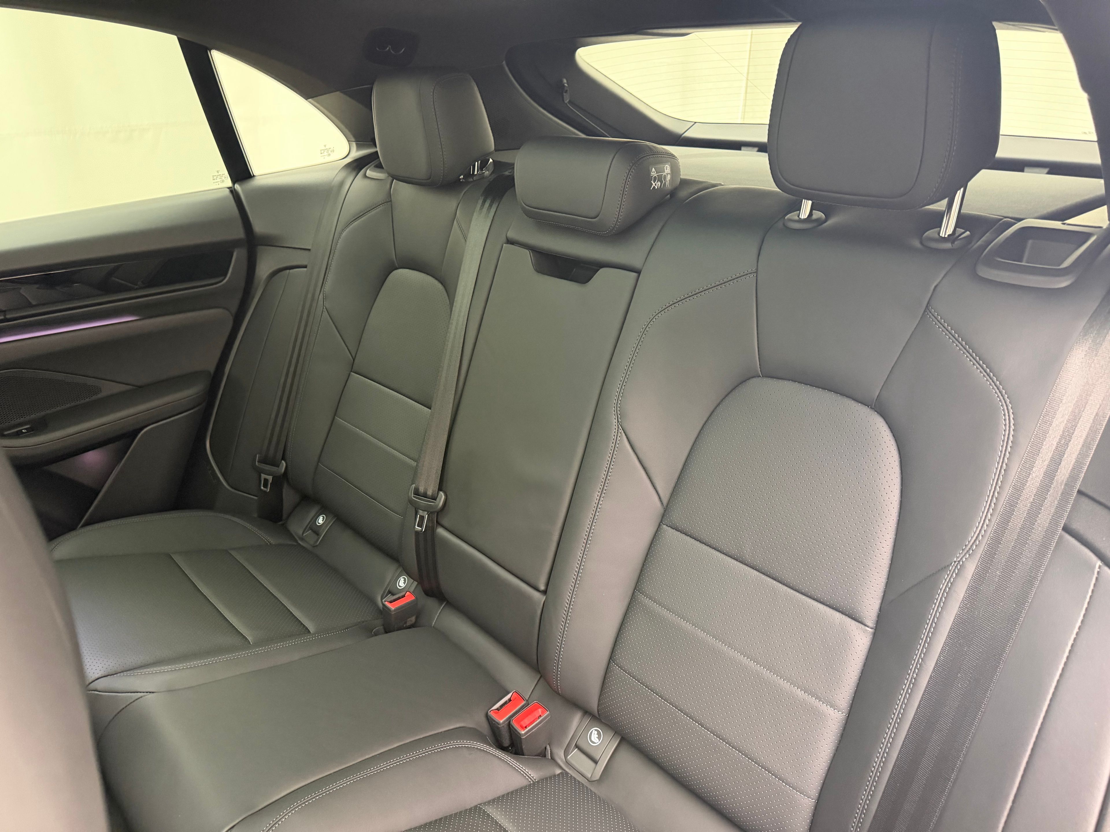 Thumbnail: 2026 Porsche Macan - 32