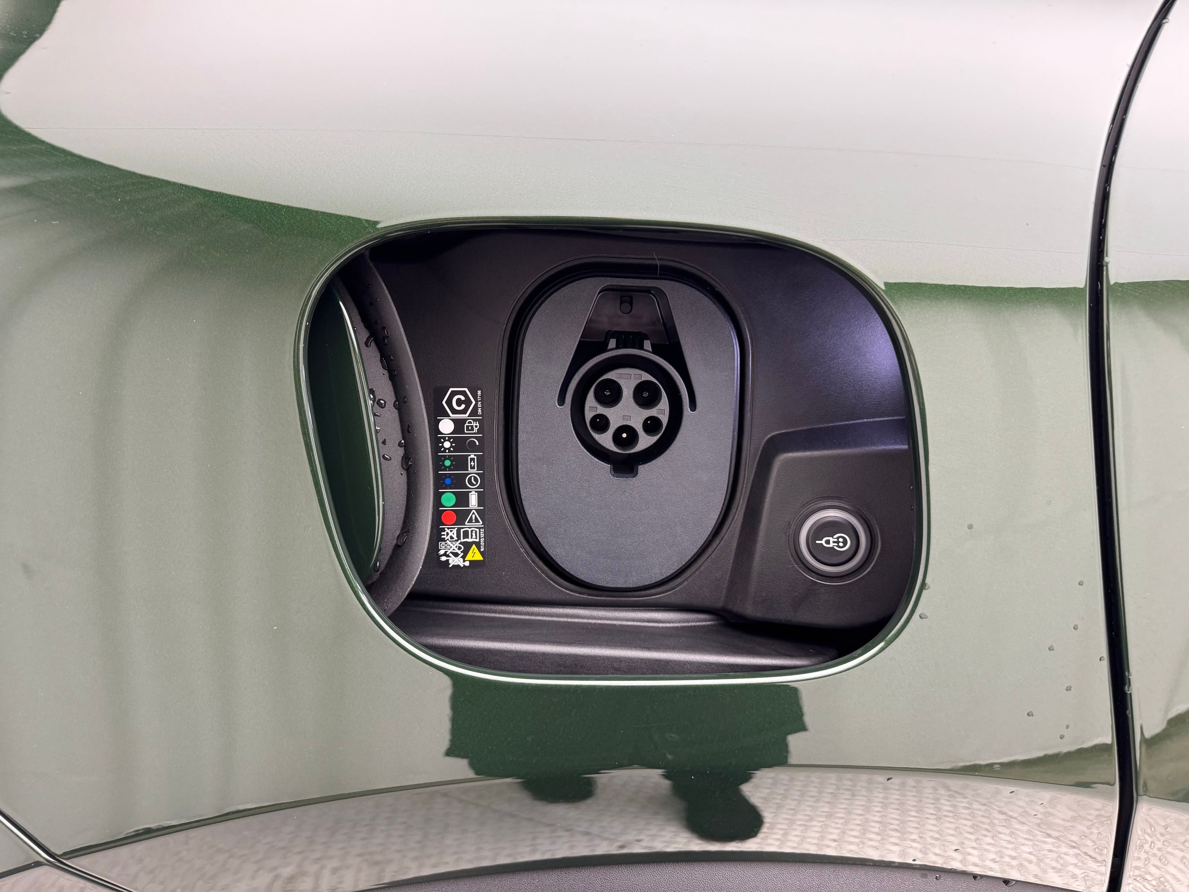 Thumbnail: 2026 Porsche Macan - 12