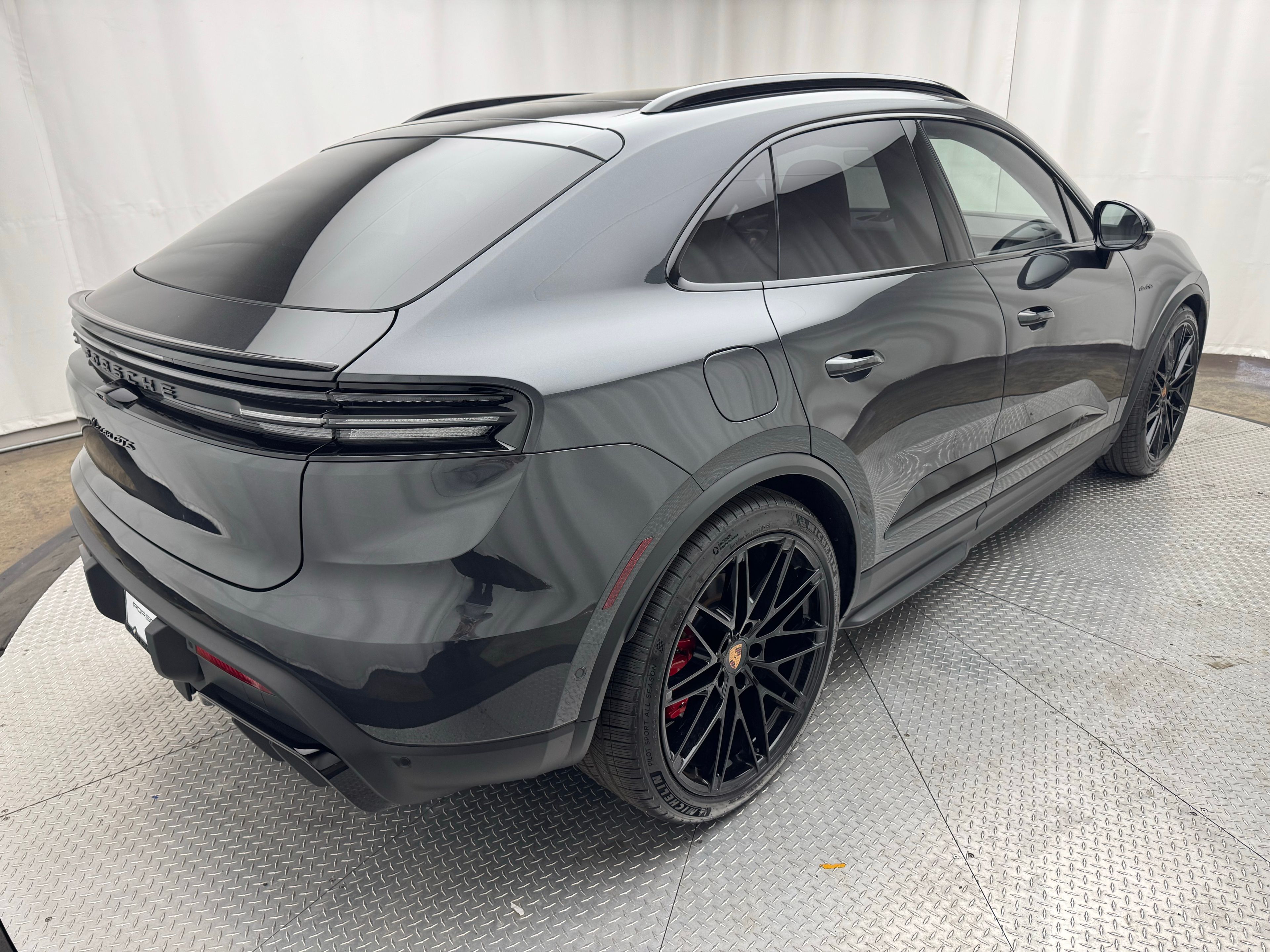 Thumbnail: 2026 Porsche Macan - 15