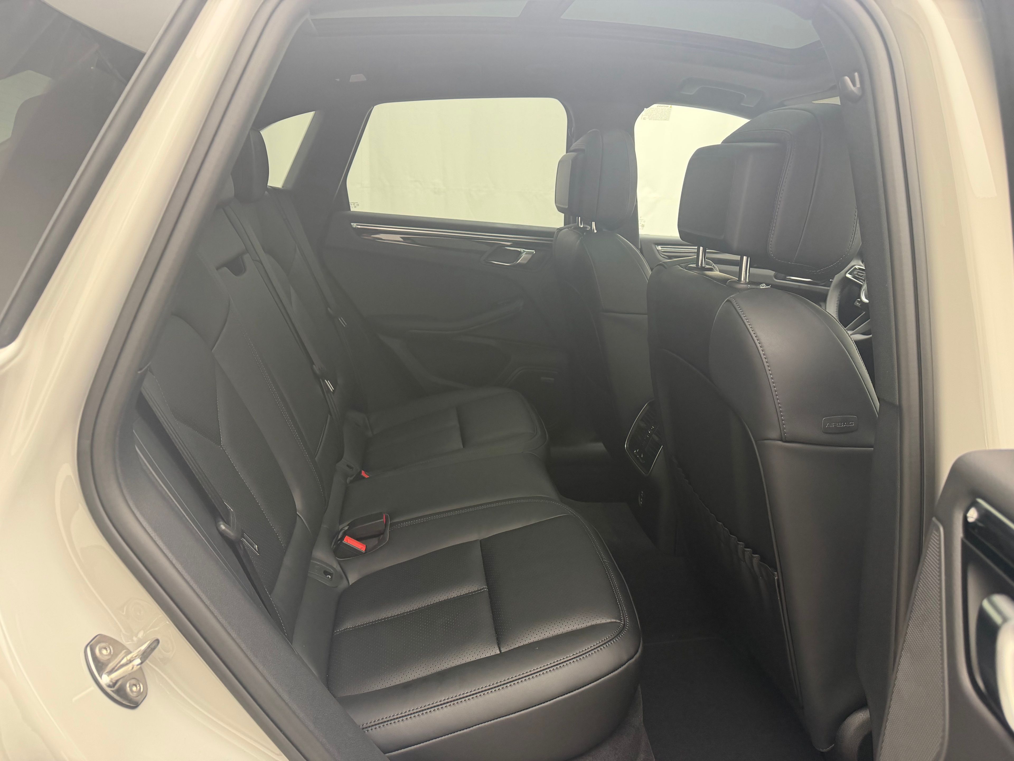 Thumbnail: 2026 Porsche Macan - 27