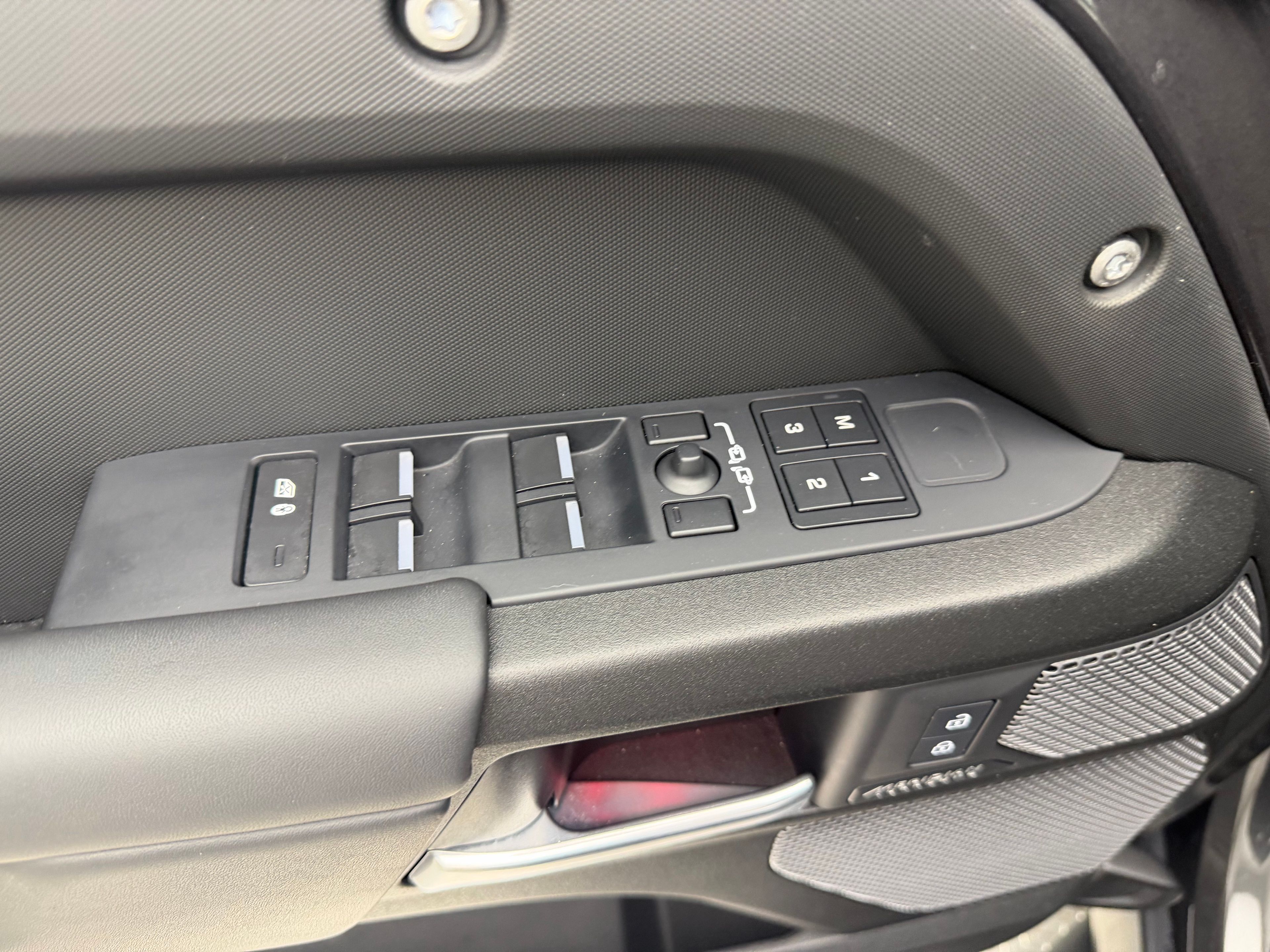 Thumbnail: 2023 Land Rover Defender - 32