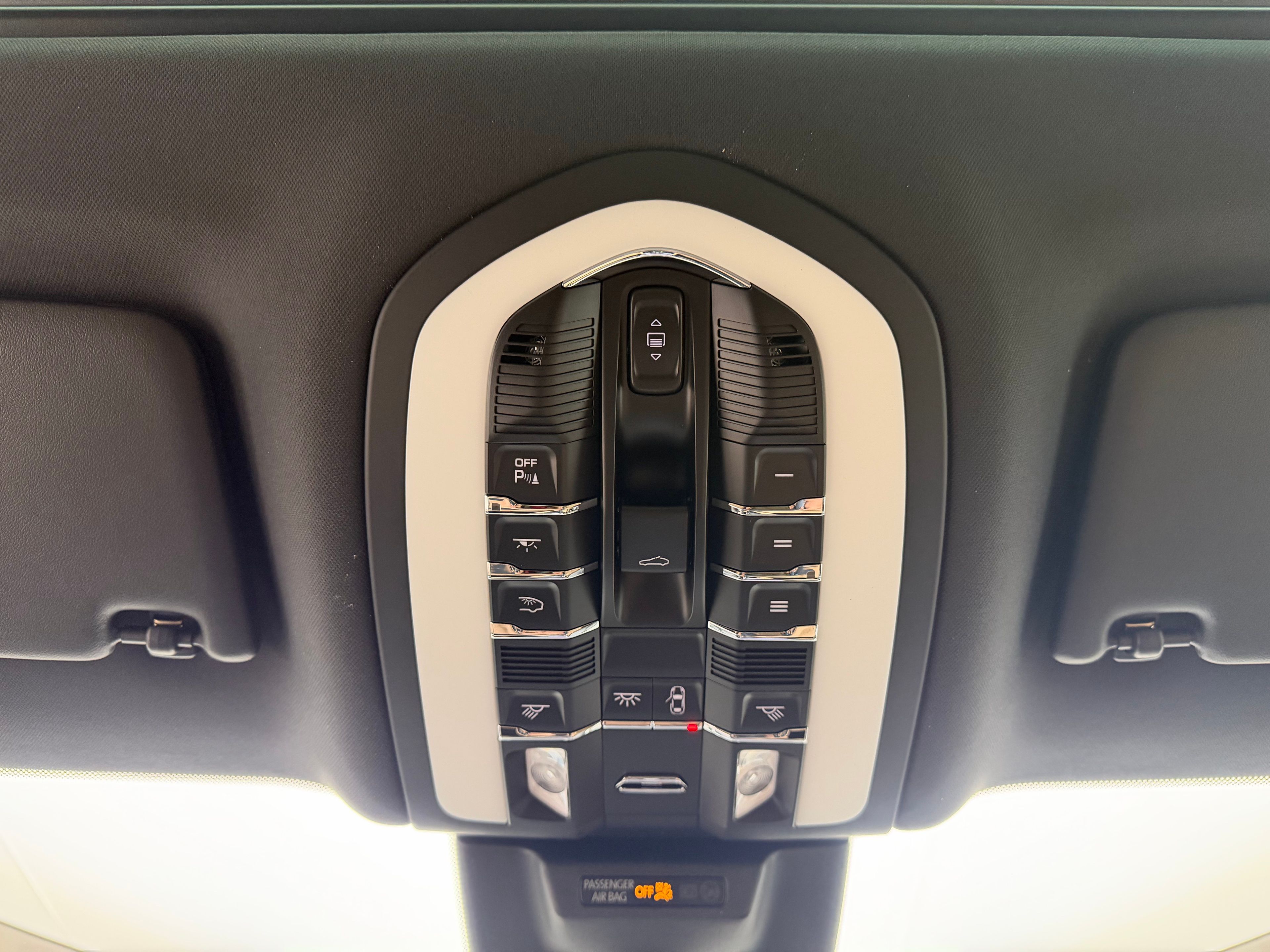 Thumbnail: 2026 Porsche Macan - 32