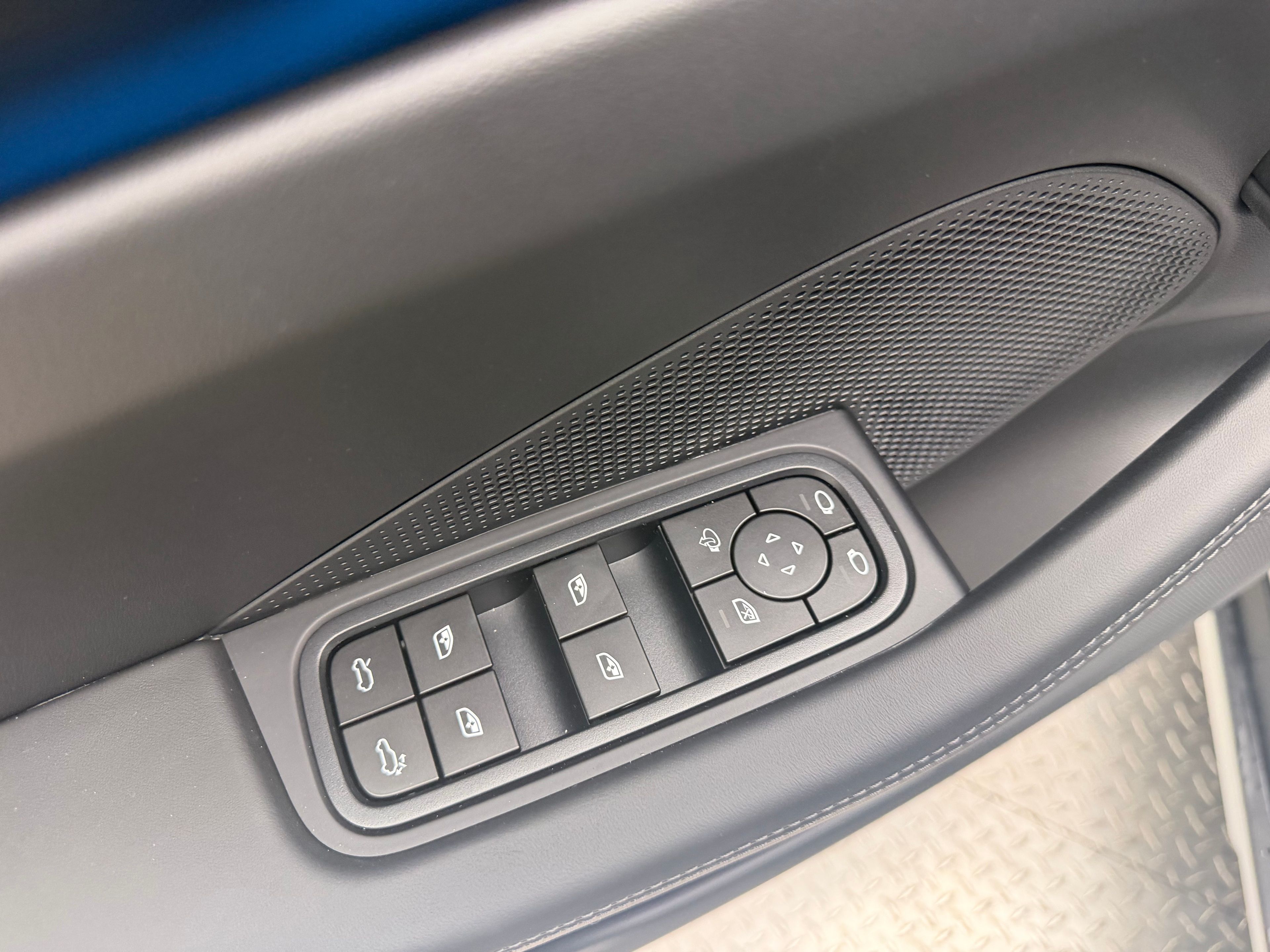 Thumbnail: 2026 Porsche Macan - 32