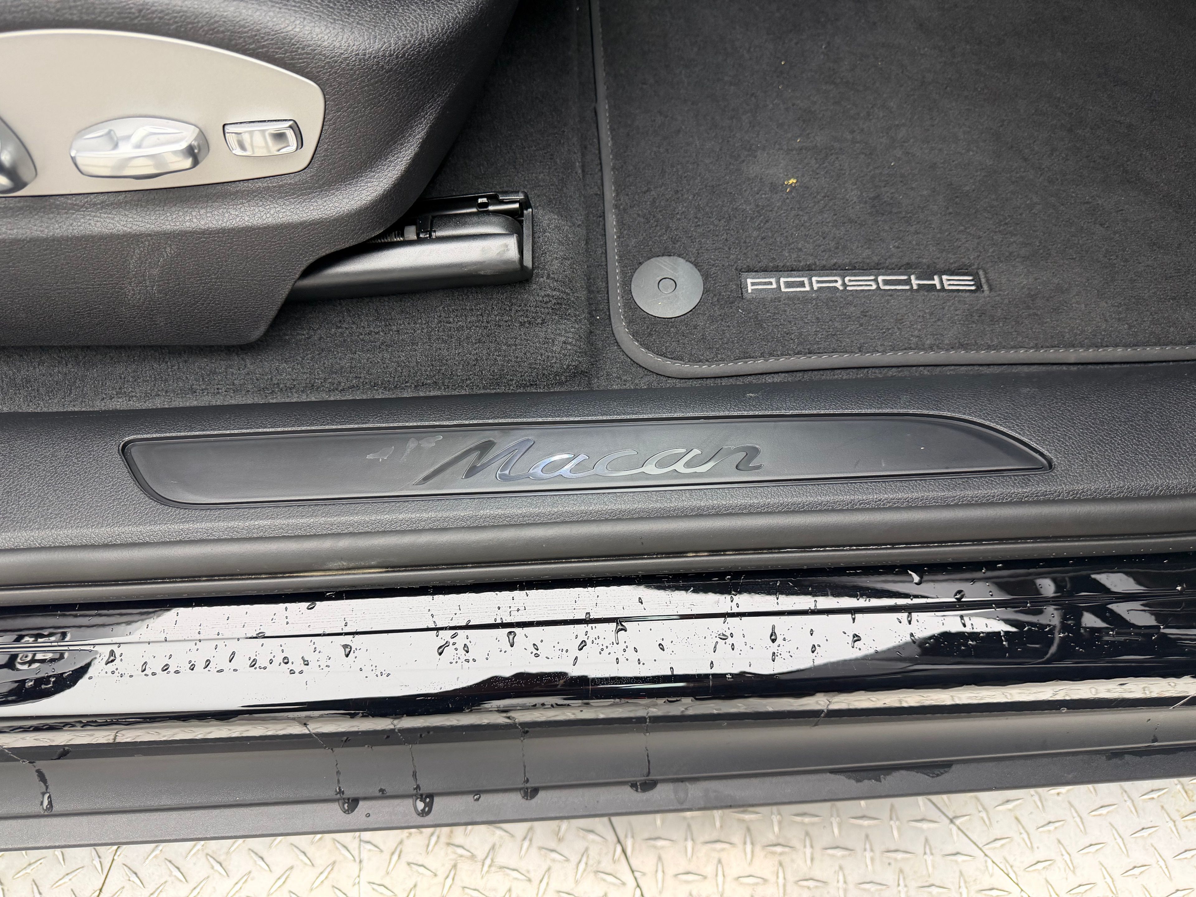 Thumbnail: 2025 Porsche Macan - 20