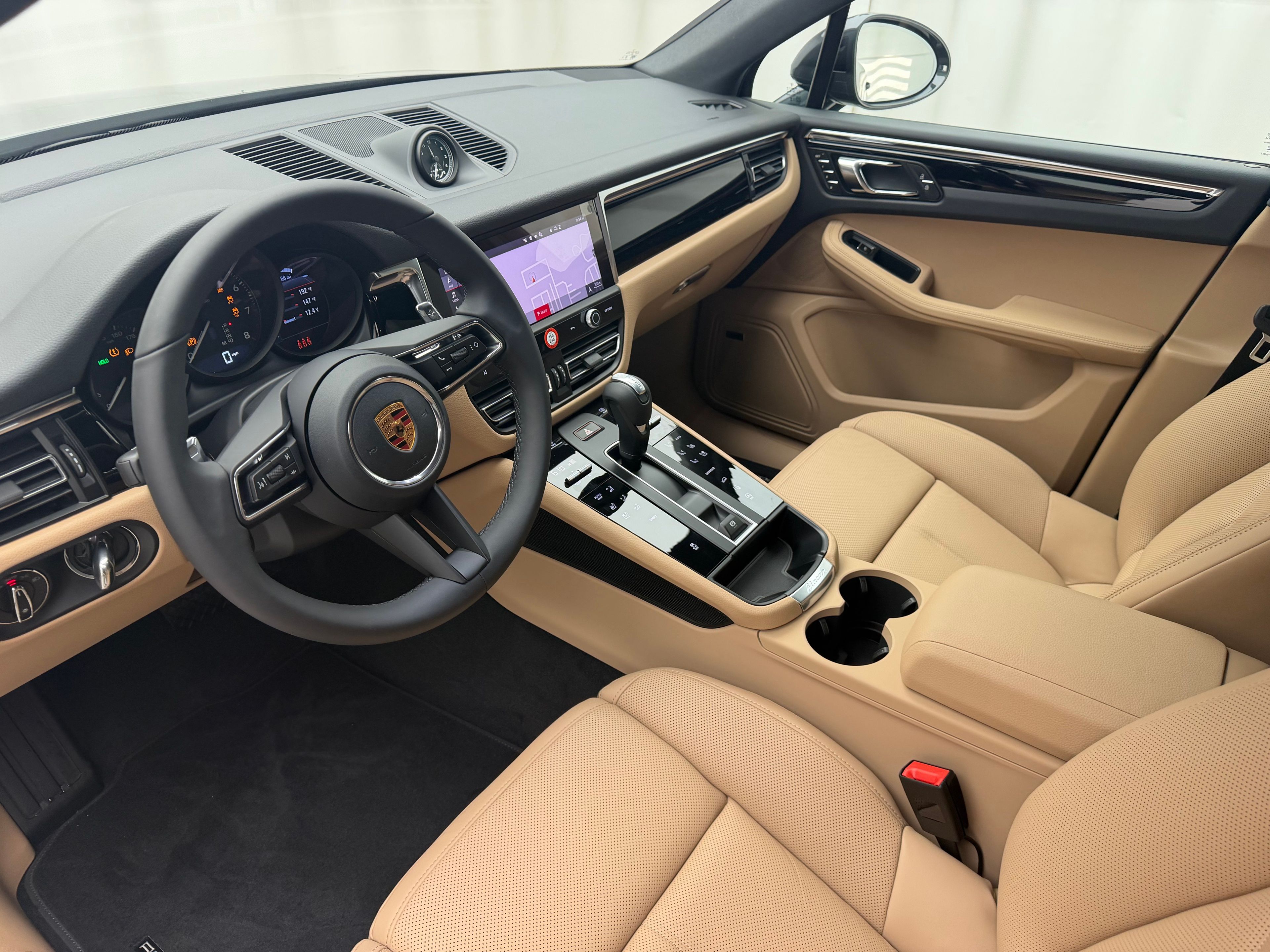 Thumbnail: 2026 Porsche Macan - 4