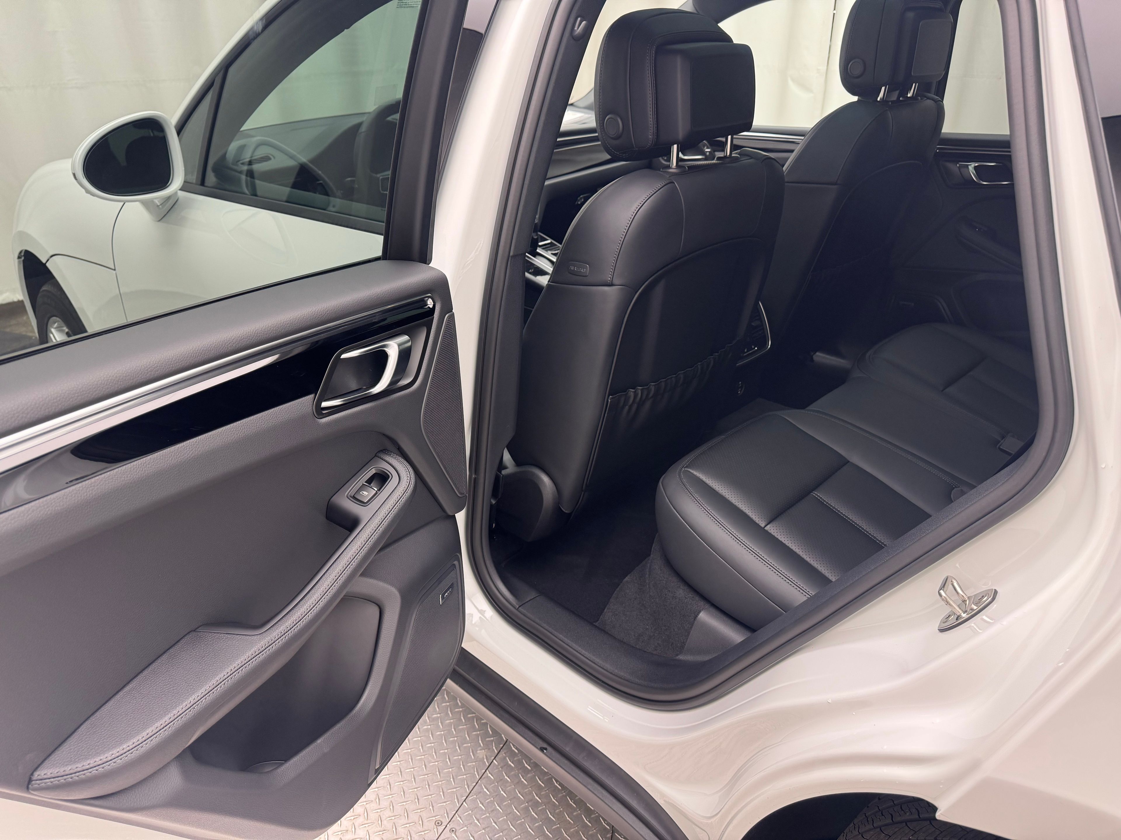 Thumbnail: 2026 Porsche Macan - 28