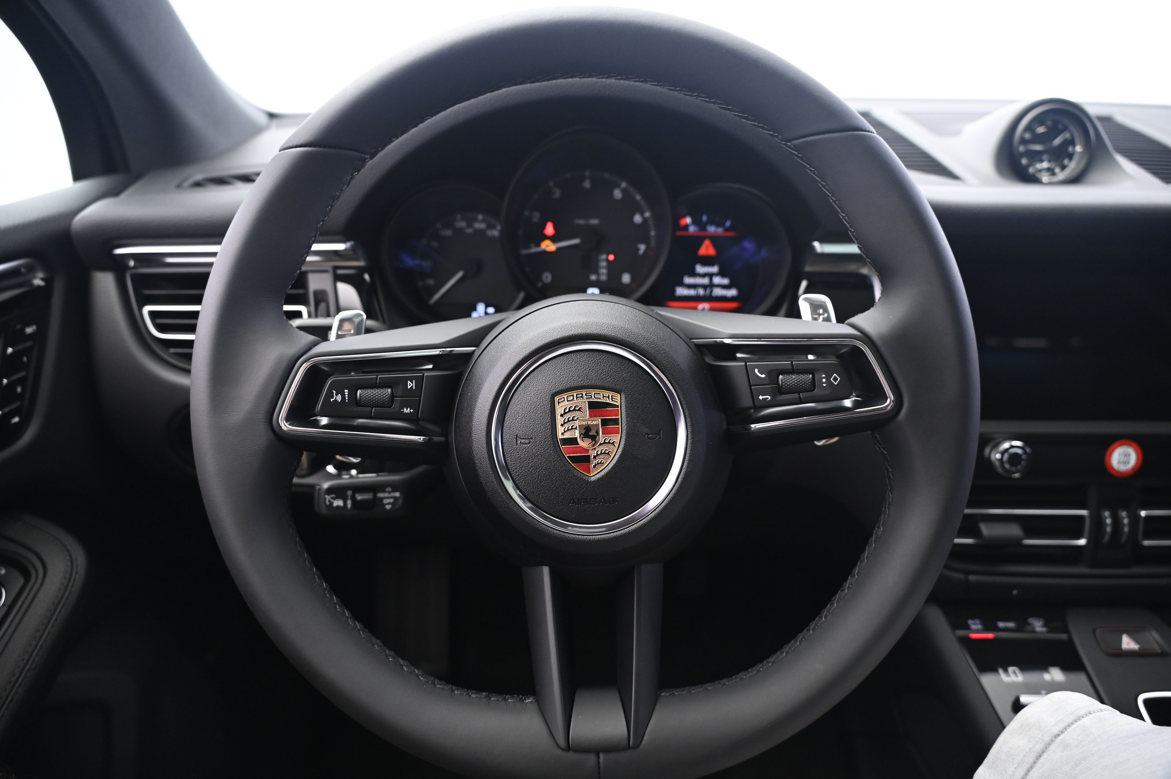 Thumbnail: 2025 Porsche Macan - 30