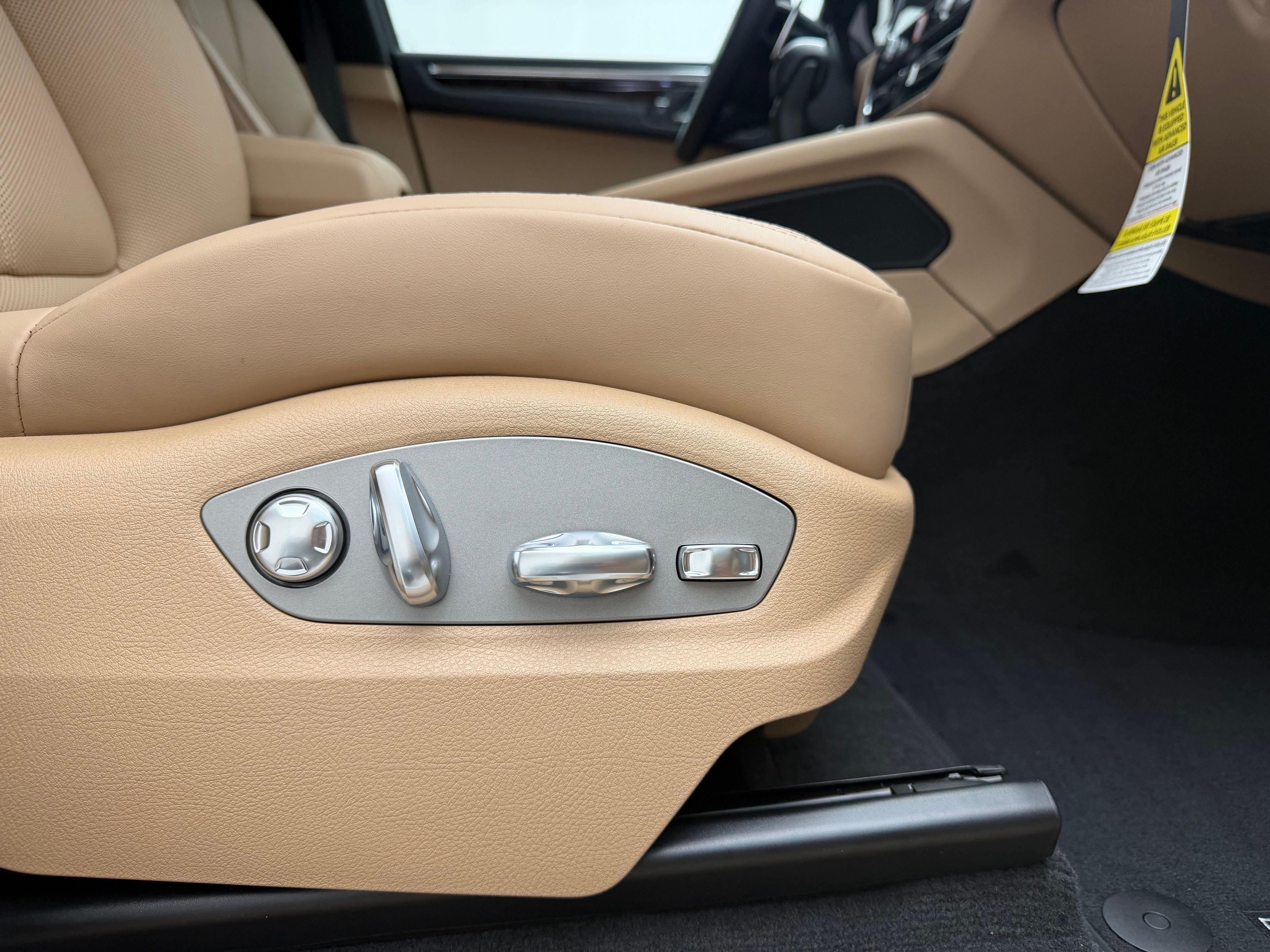 Thumbnail: 2026 Porsche Macan - 21