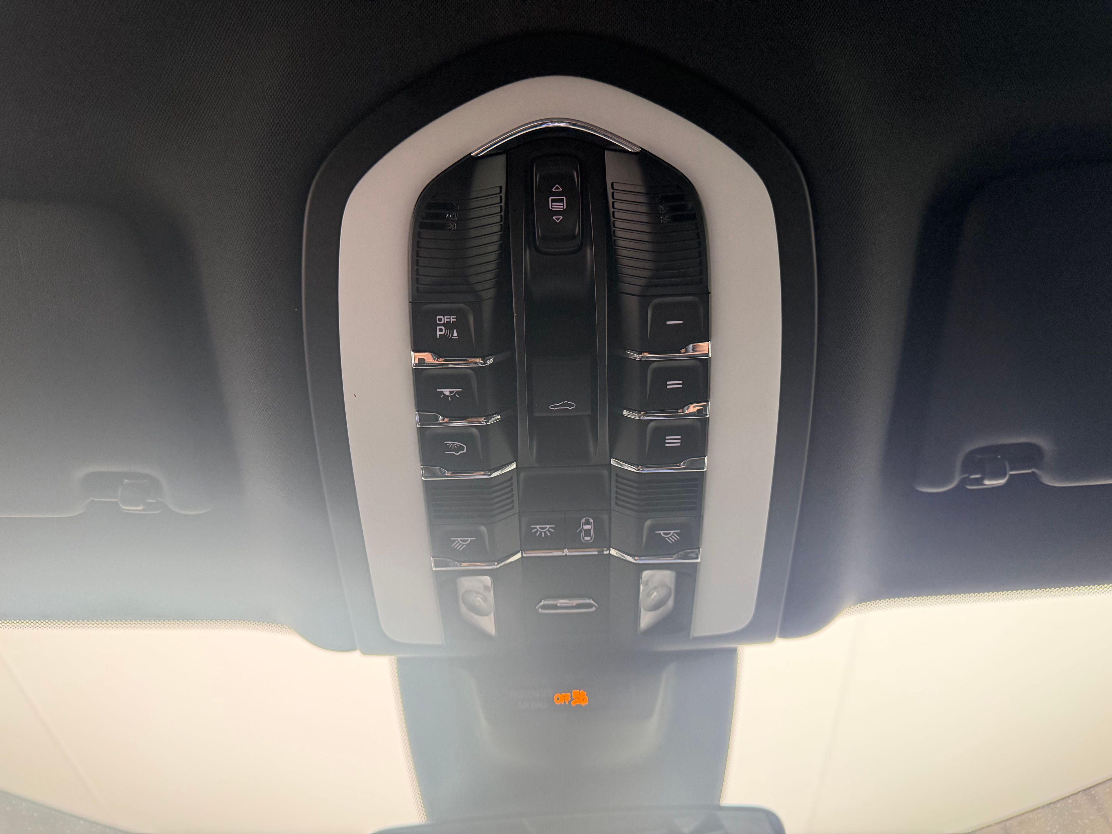 Thumbnail: 2023 Porsche Macan - 31