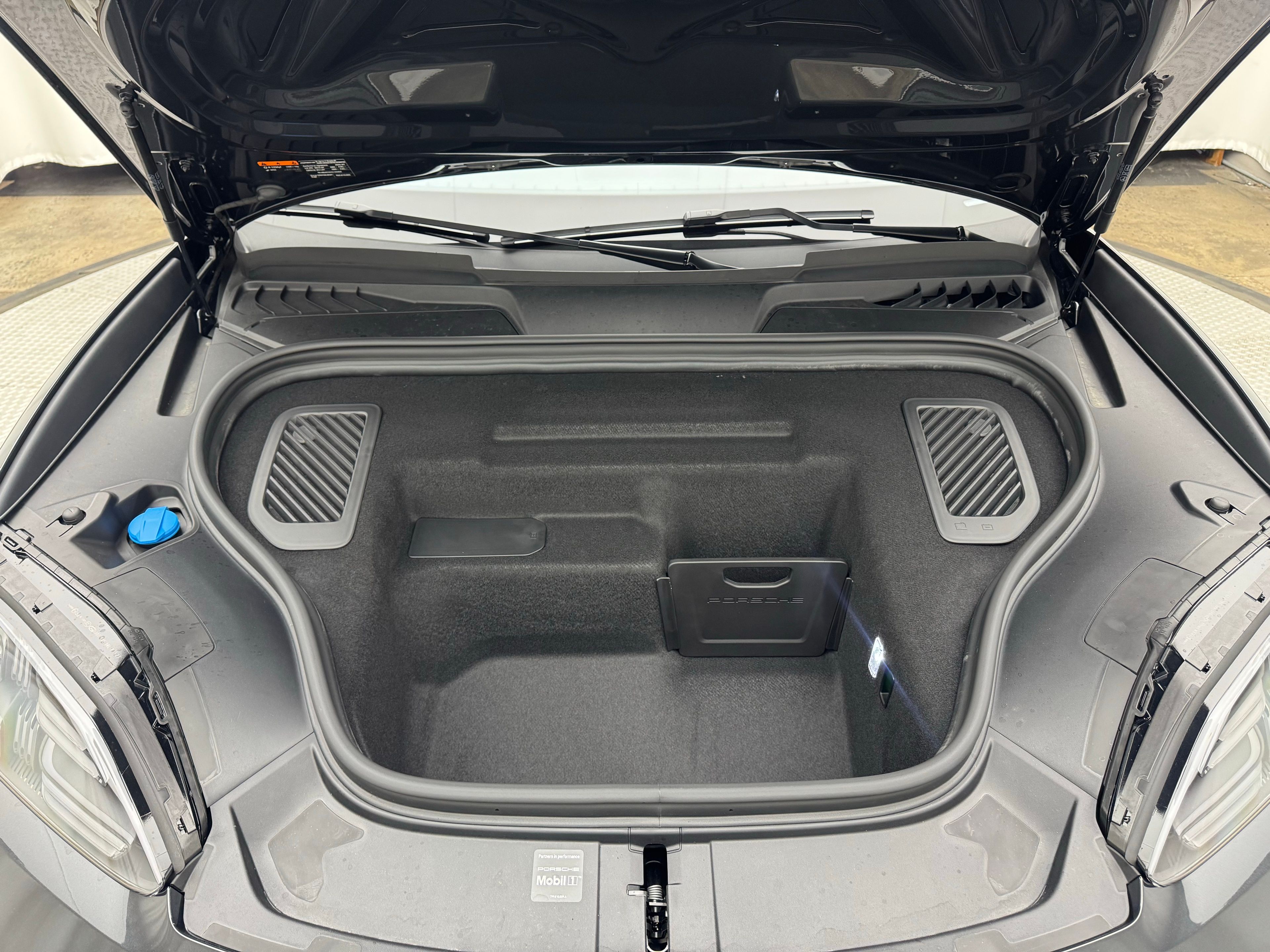 Thumbnail: 2026 Porsche Macan - 23