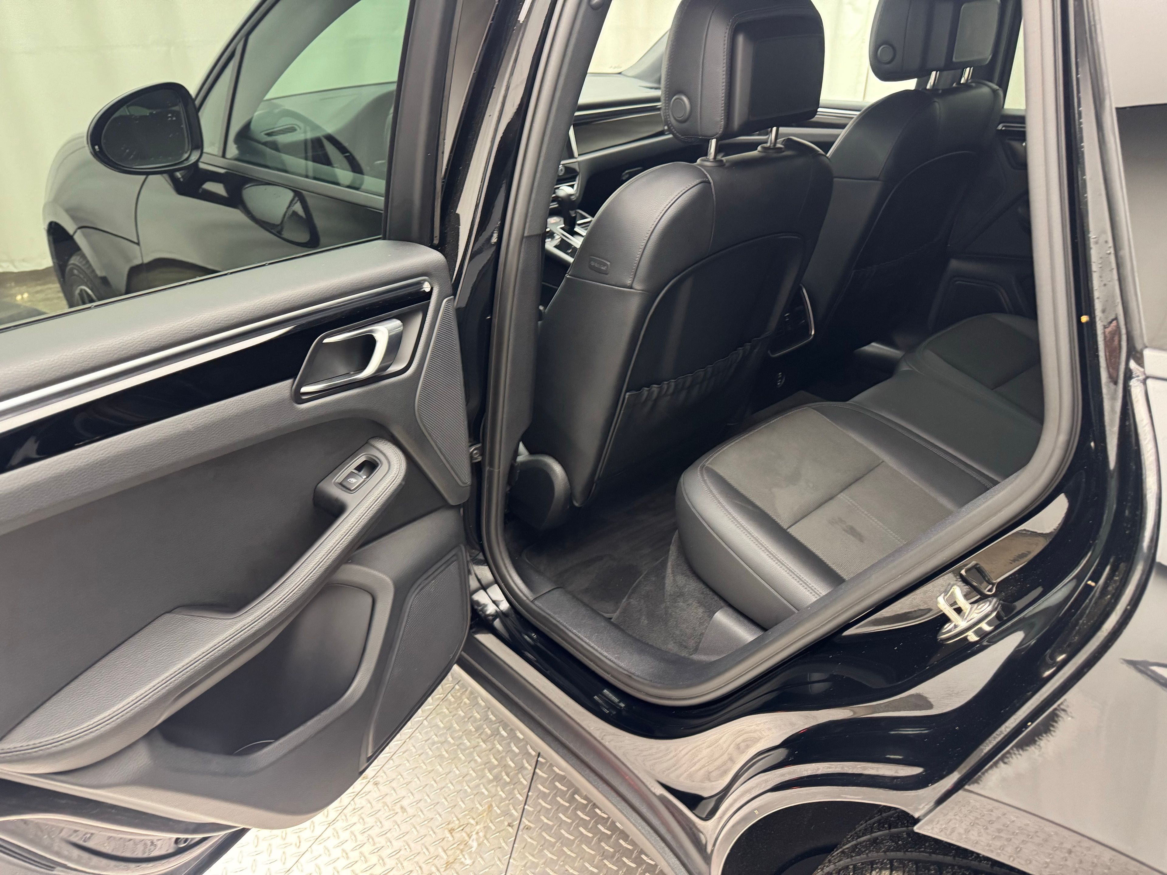 Thumbnail: 2023 Porsche Macan - 24