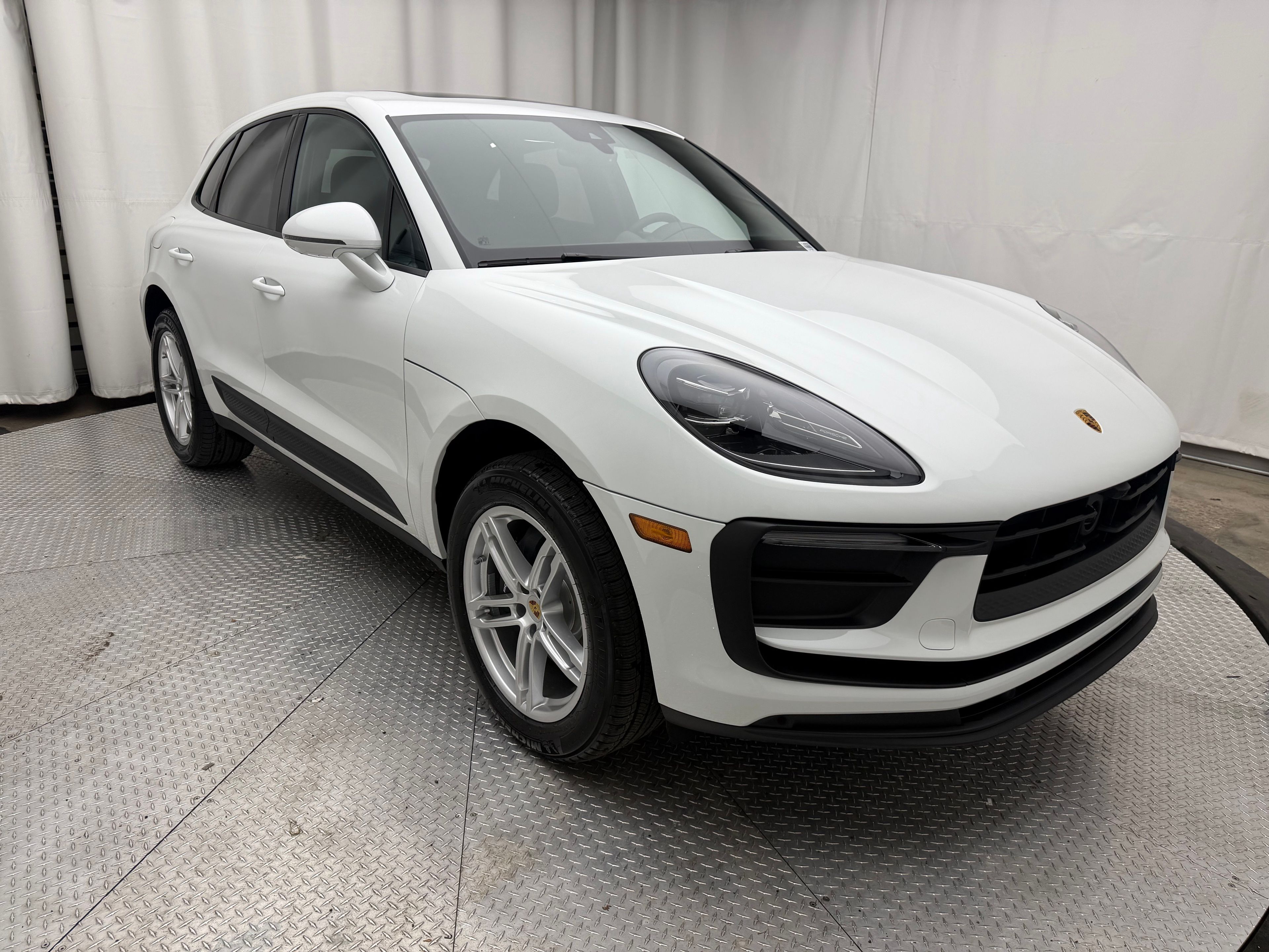 Thumbnail: 2026 Porsche Macan - 10