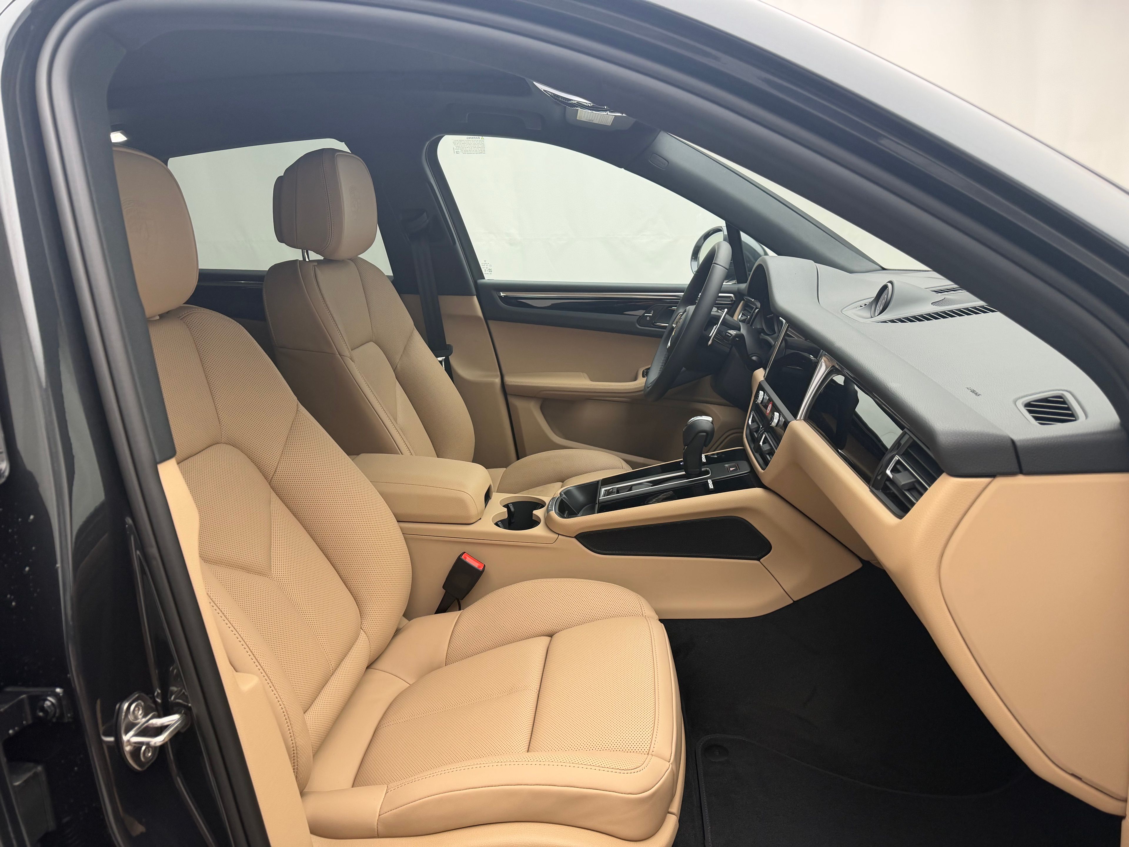 Thumbnail: 2026 Porsche Macan - 20