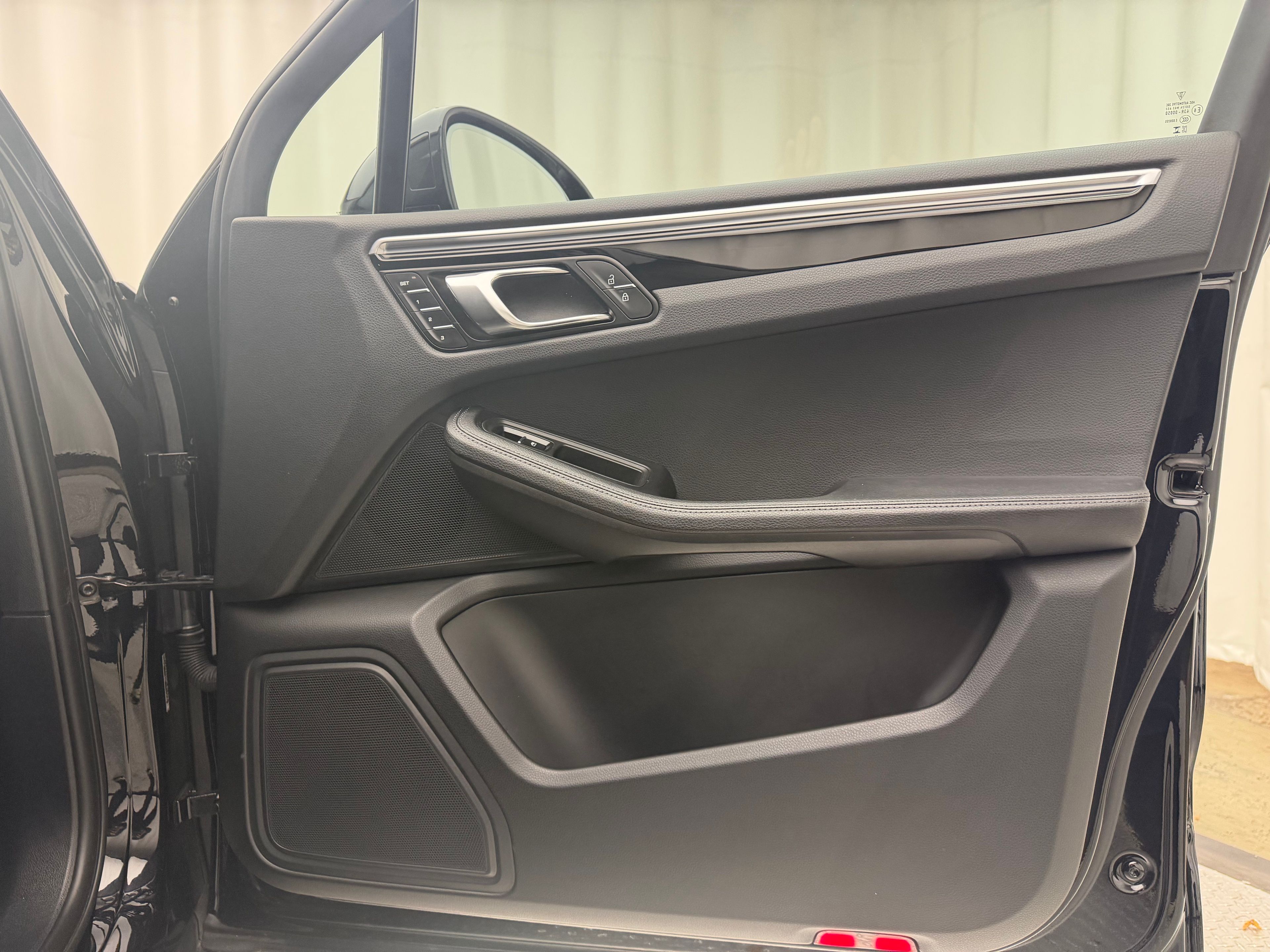 Thumbnail: 2023 Porsche Macan - 21