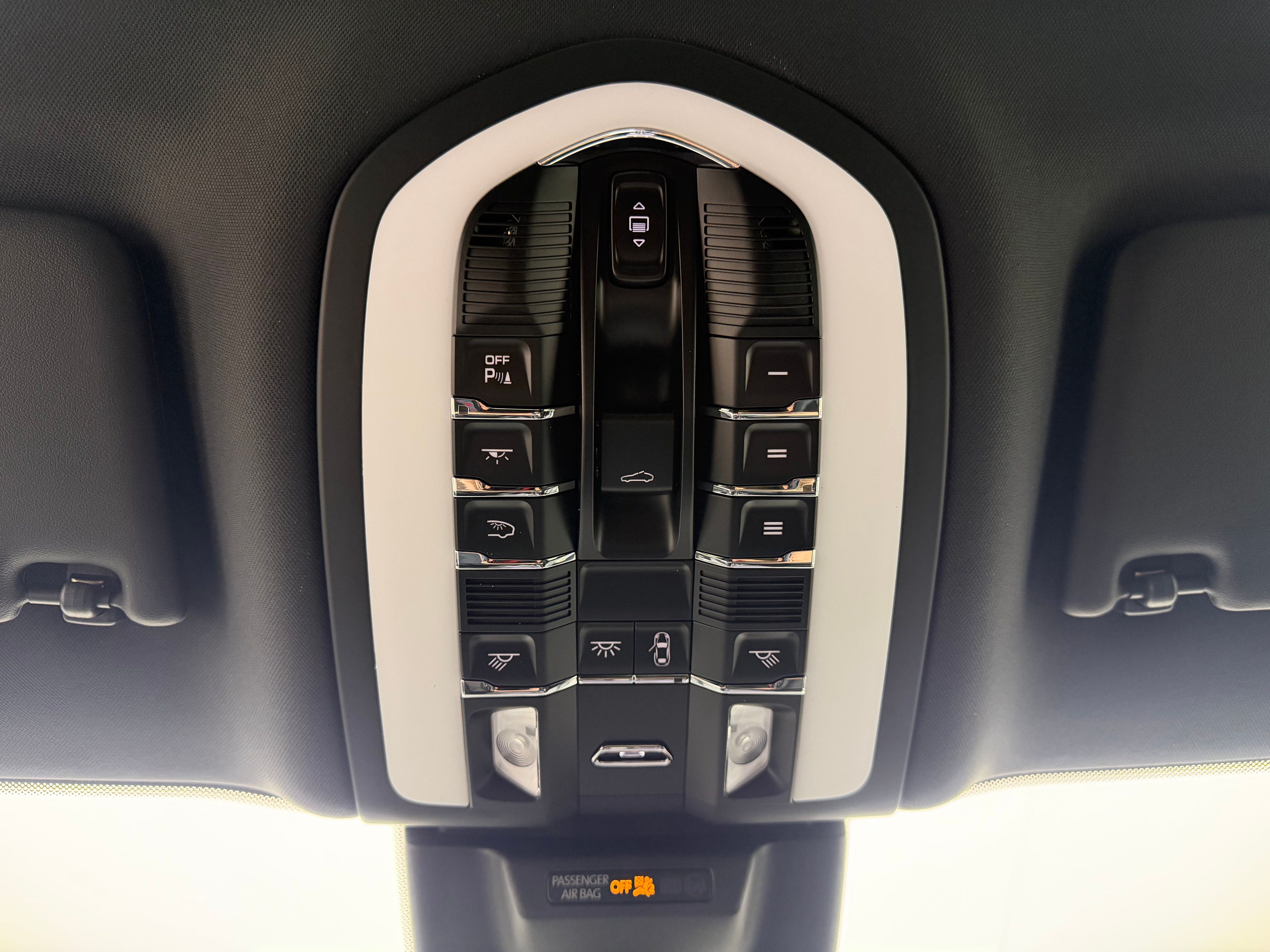 Thumbnail: 2026 Porsche Macan - 31