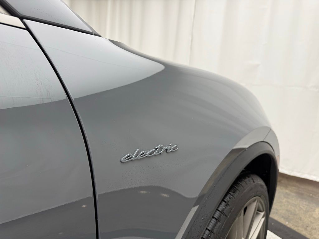 Thumbnail: 2025 Porsche Macan - 21