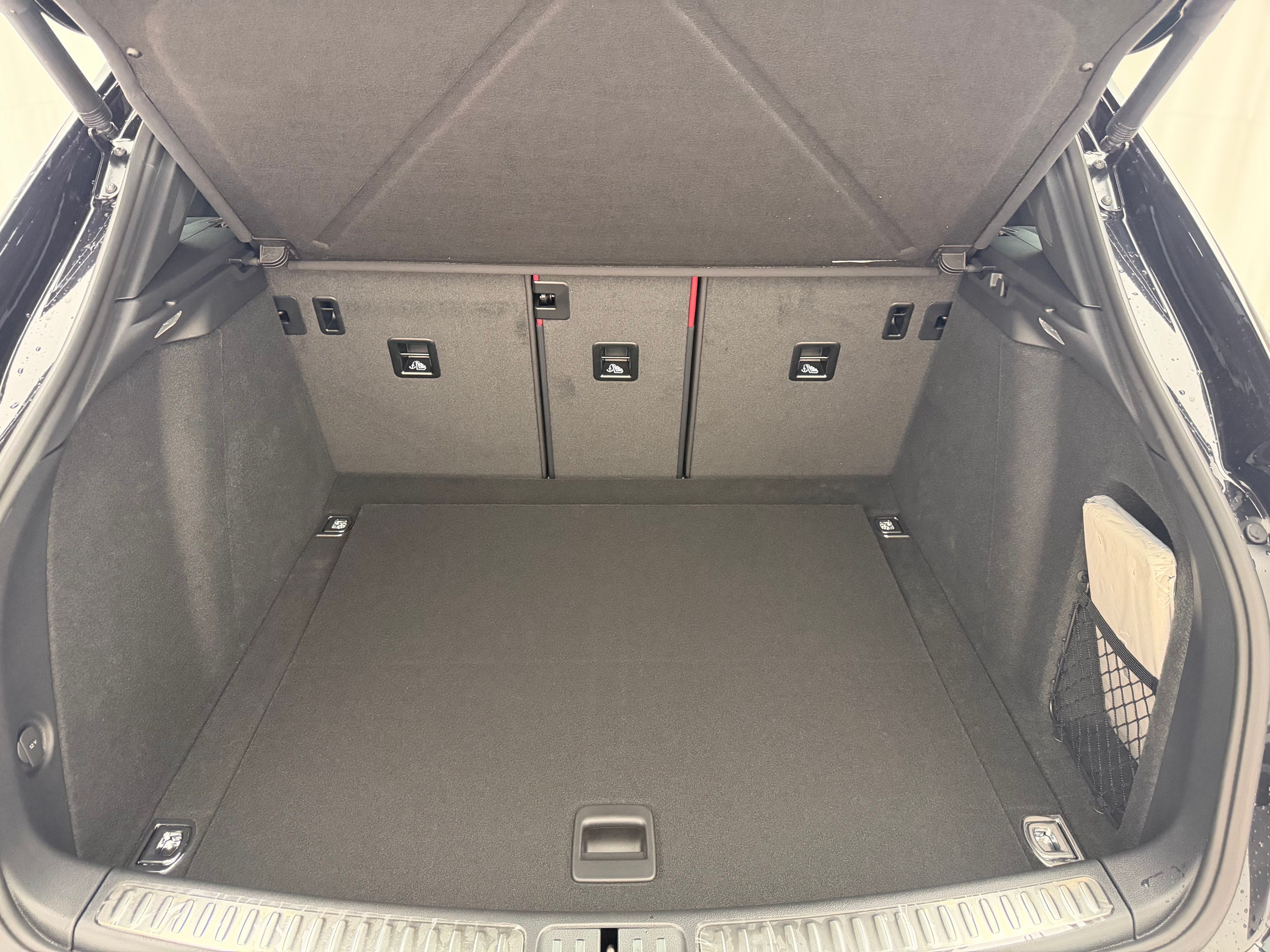 Thumbnail: 2026 Porsche Macan - 28