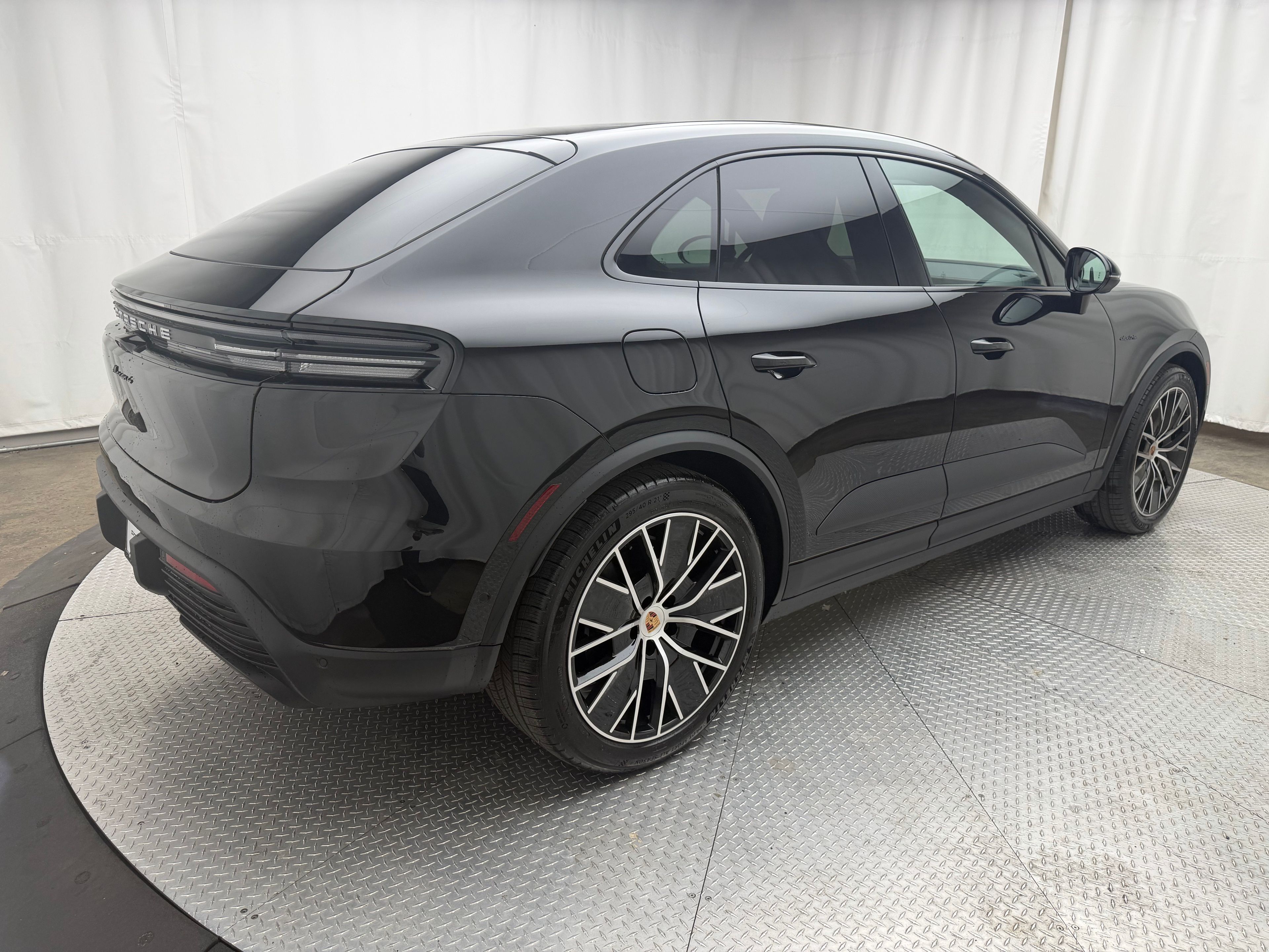 Thumbnail: 2025 Porsche Macan - 12