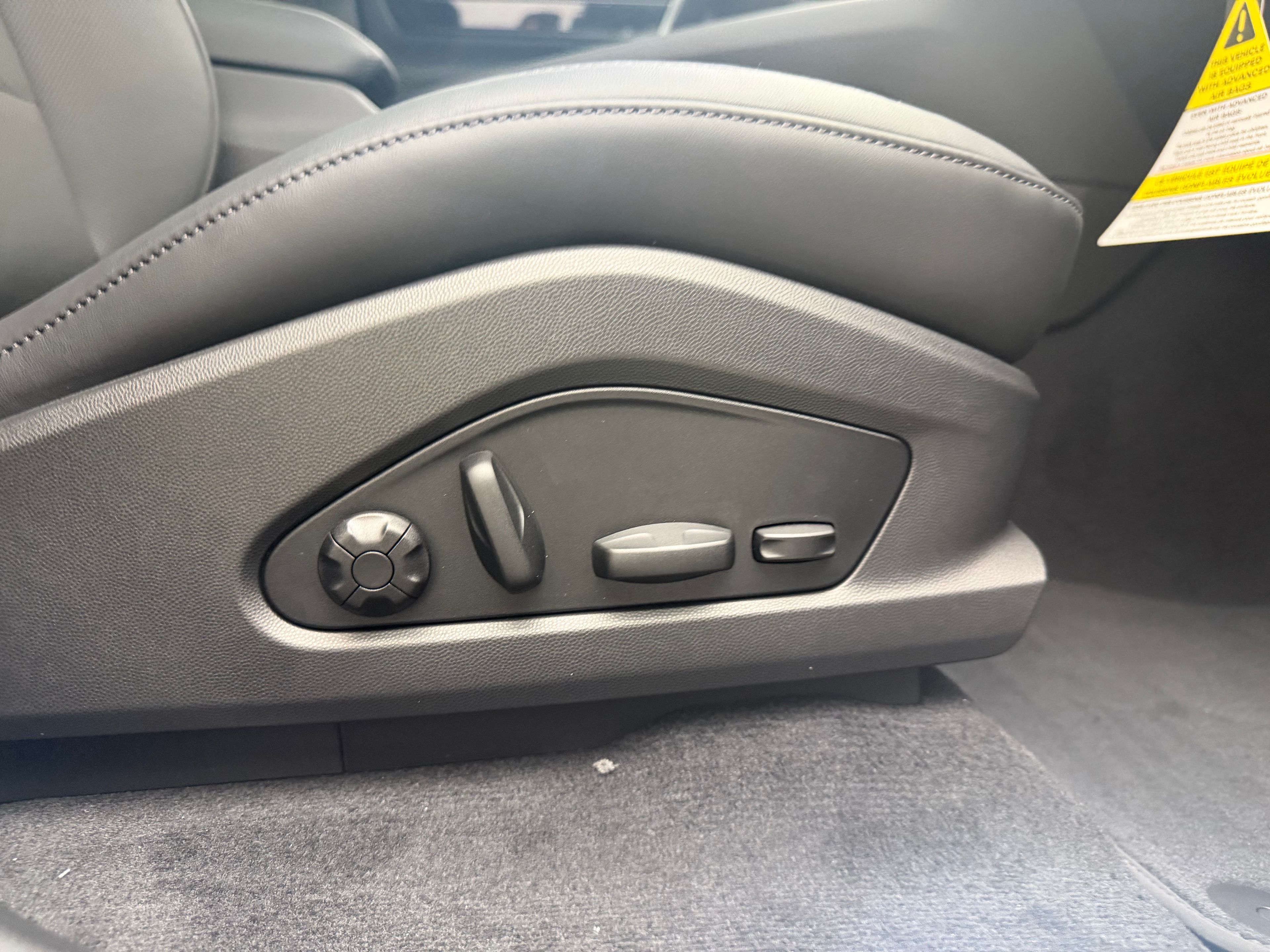 Thumbnail: 2026 Porsche Macan - 19