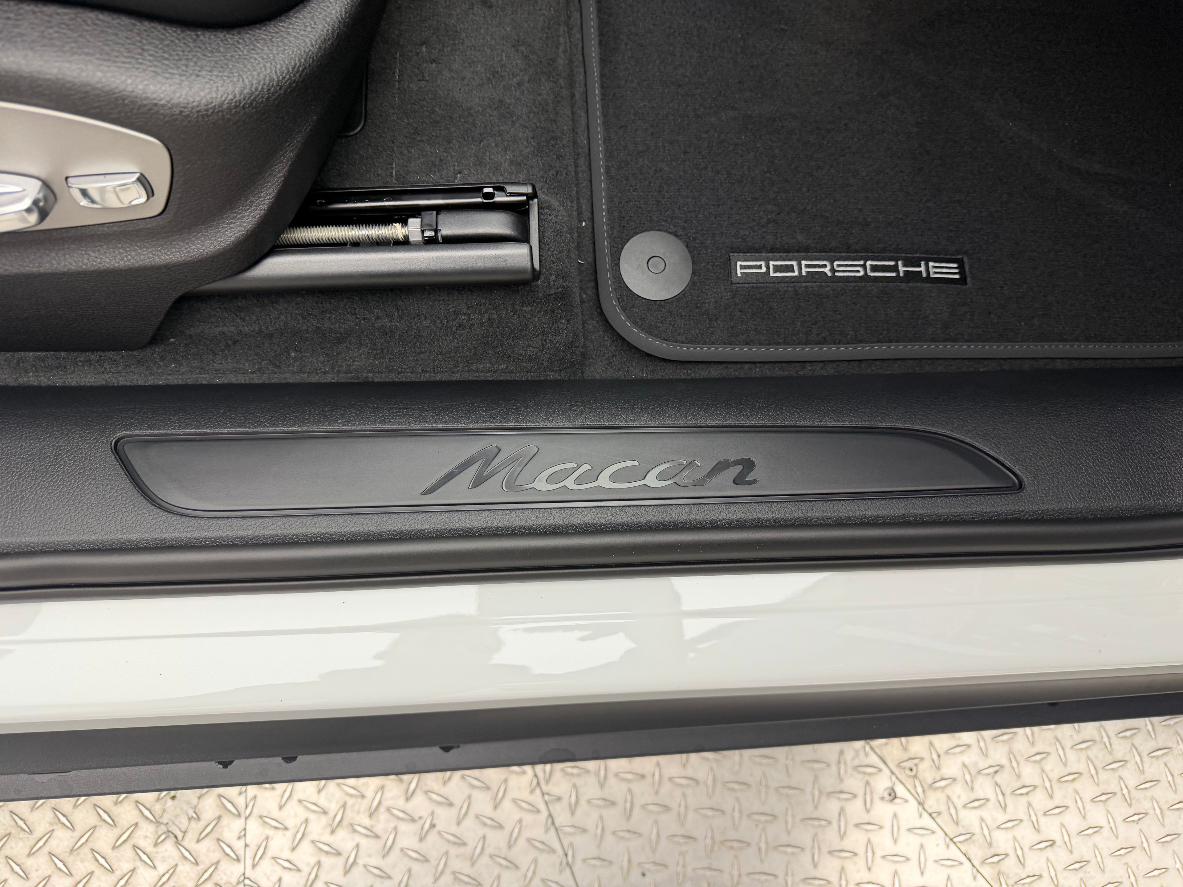 Thumbnail: 2026 Porsche Macan - 20