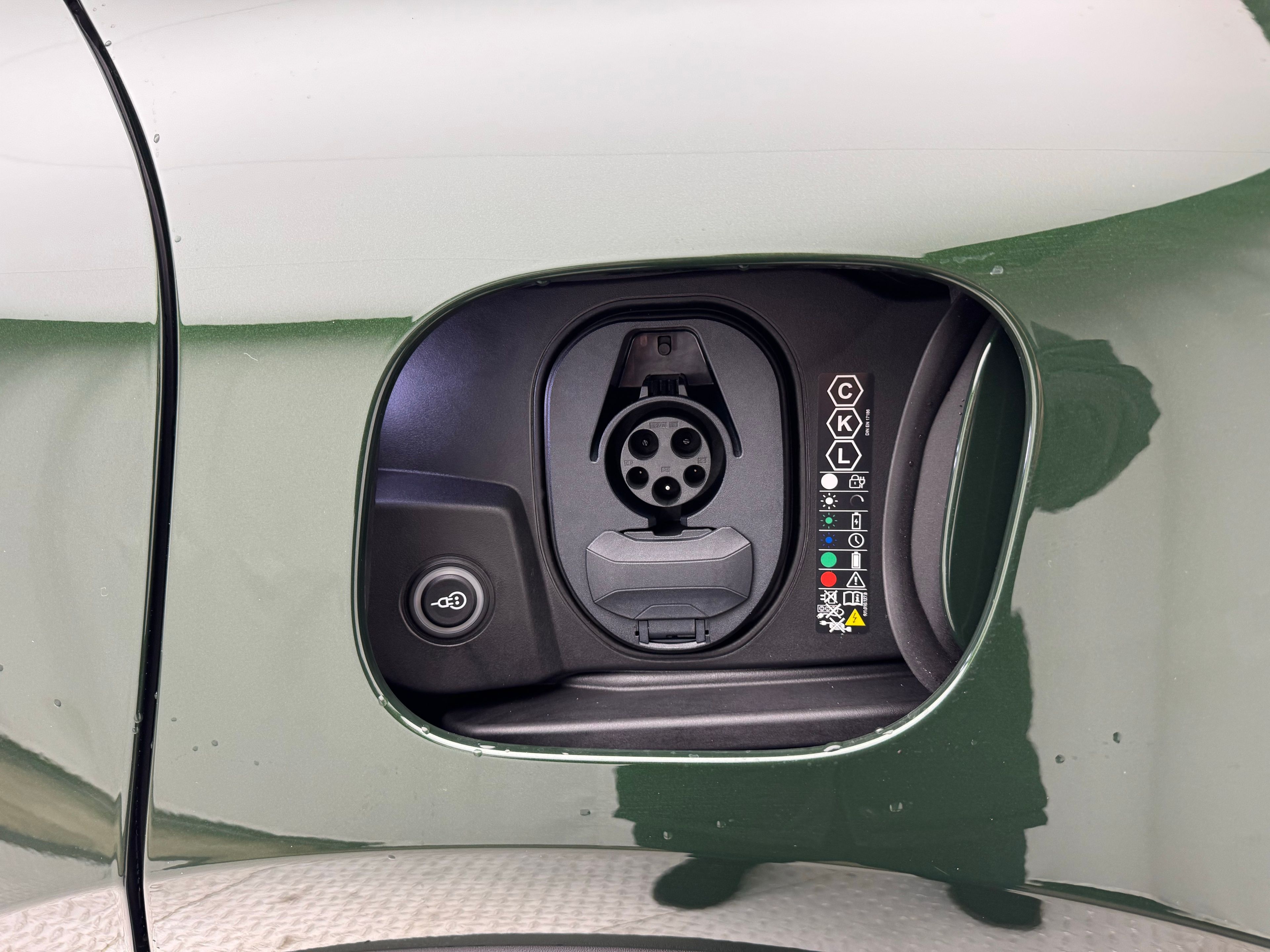 Thumbnail: 2026 Porsche Macan - 11