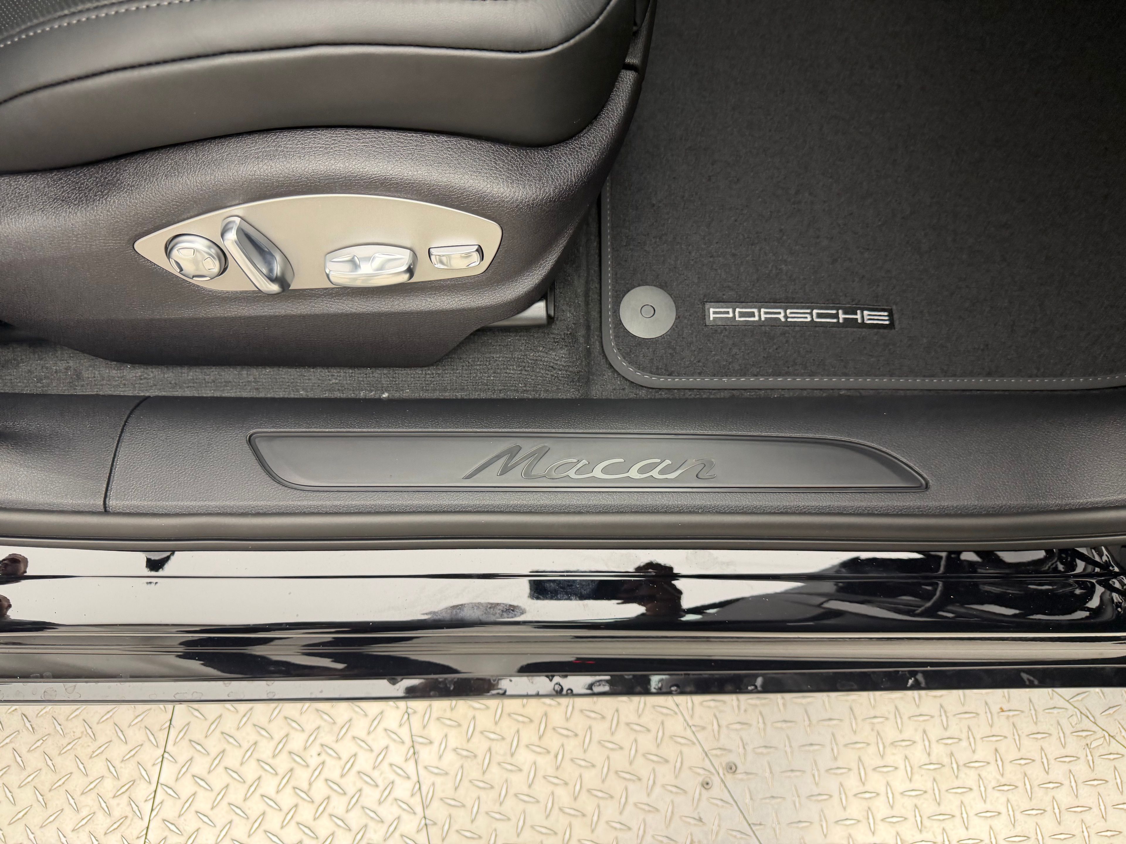 Thumbnail: 2026 Porsche Macan - 23