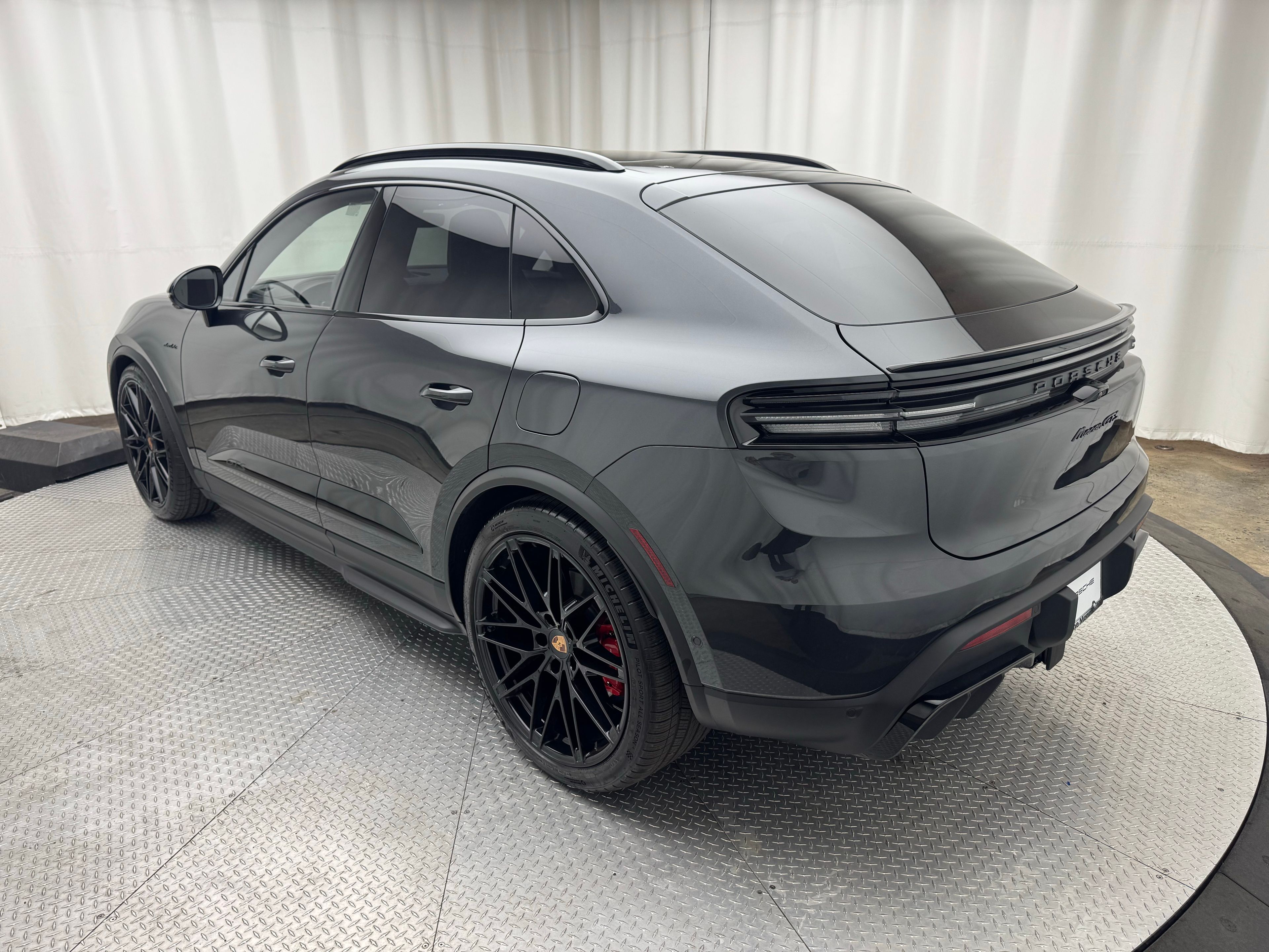 Thumbnail: 2026 Porsche Macan - 3