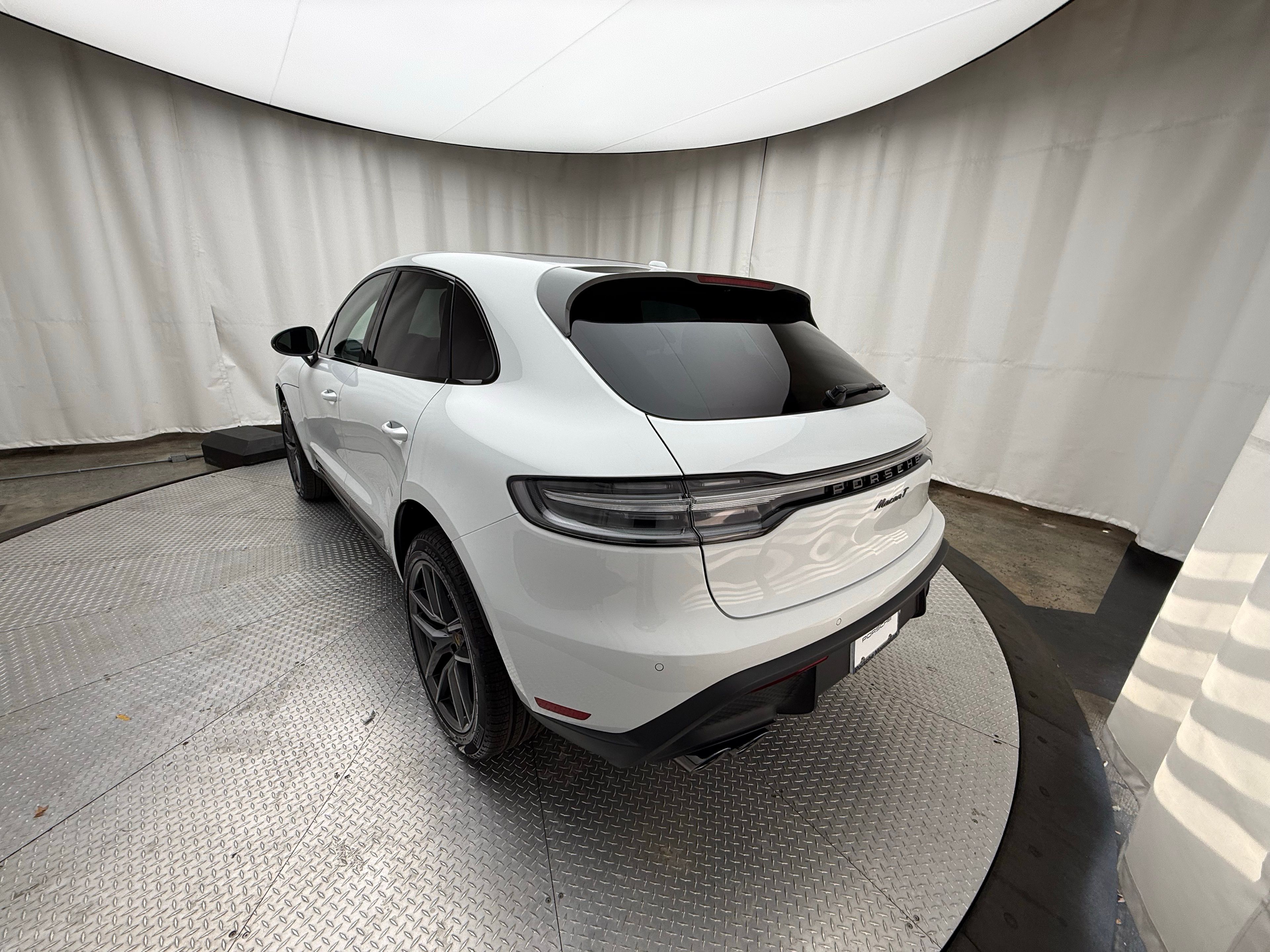 Thumbnail: 2026 Porsche Macan - 3