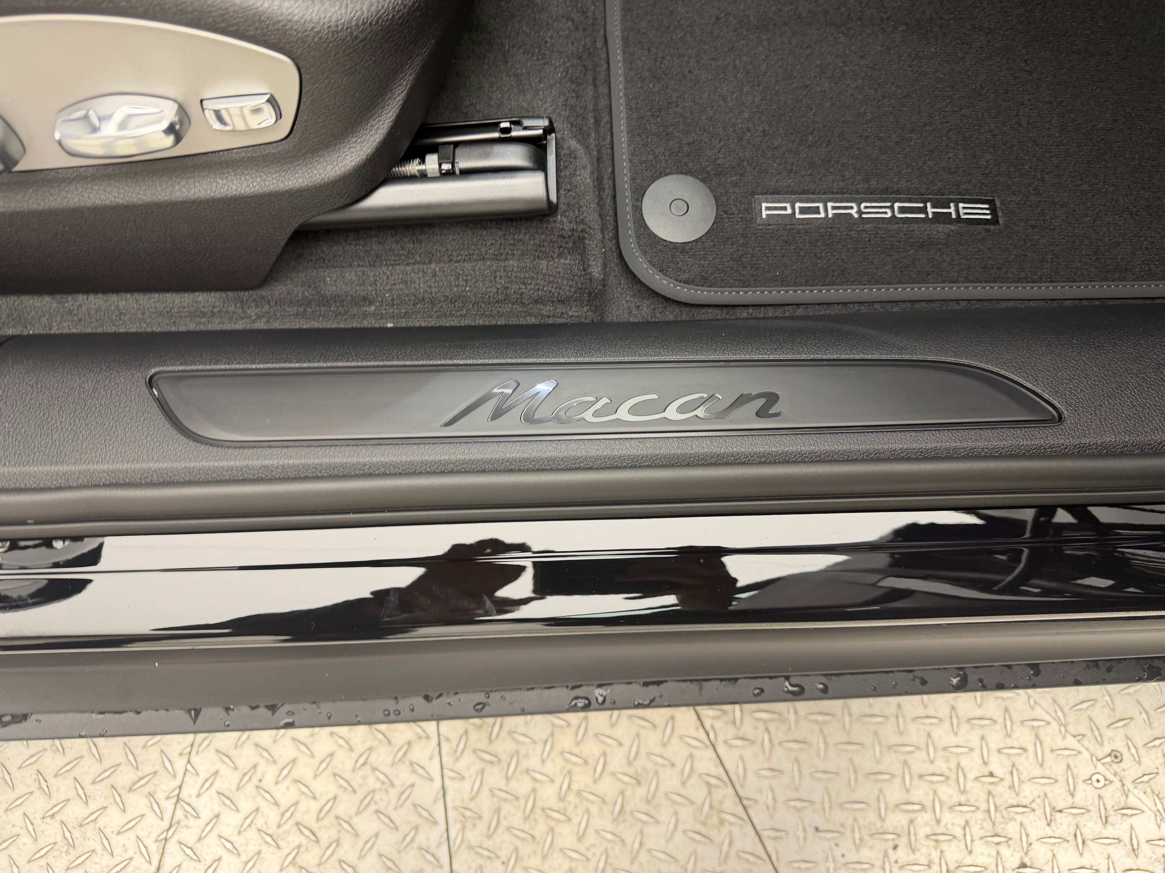 Thumbnail: 2026 Porsche Macan - 21