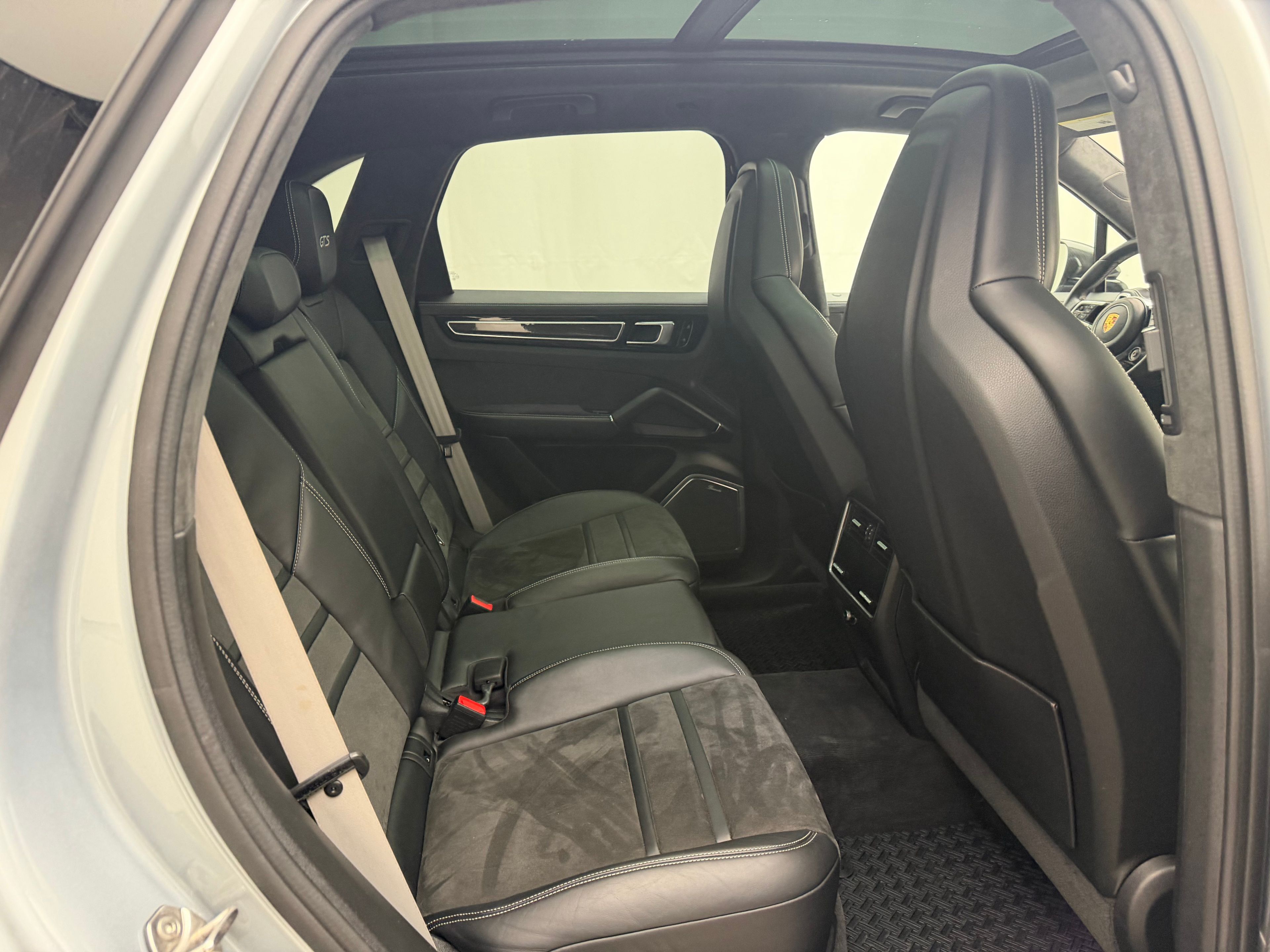 Thumbnail: 2021 Porsche Cayenne - 25