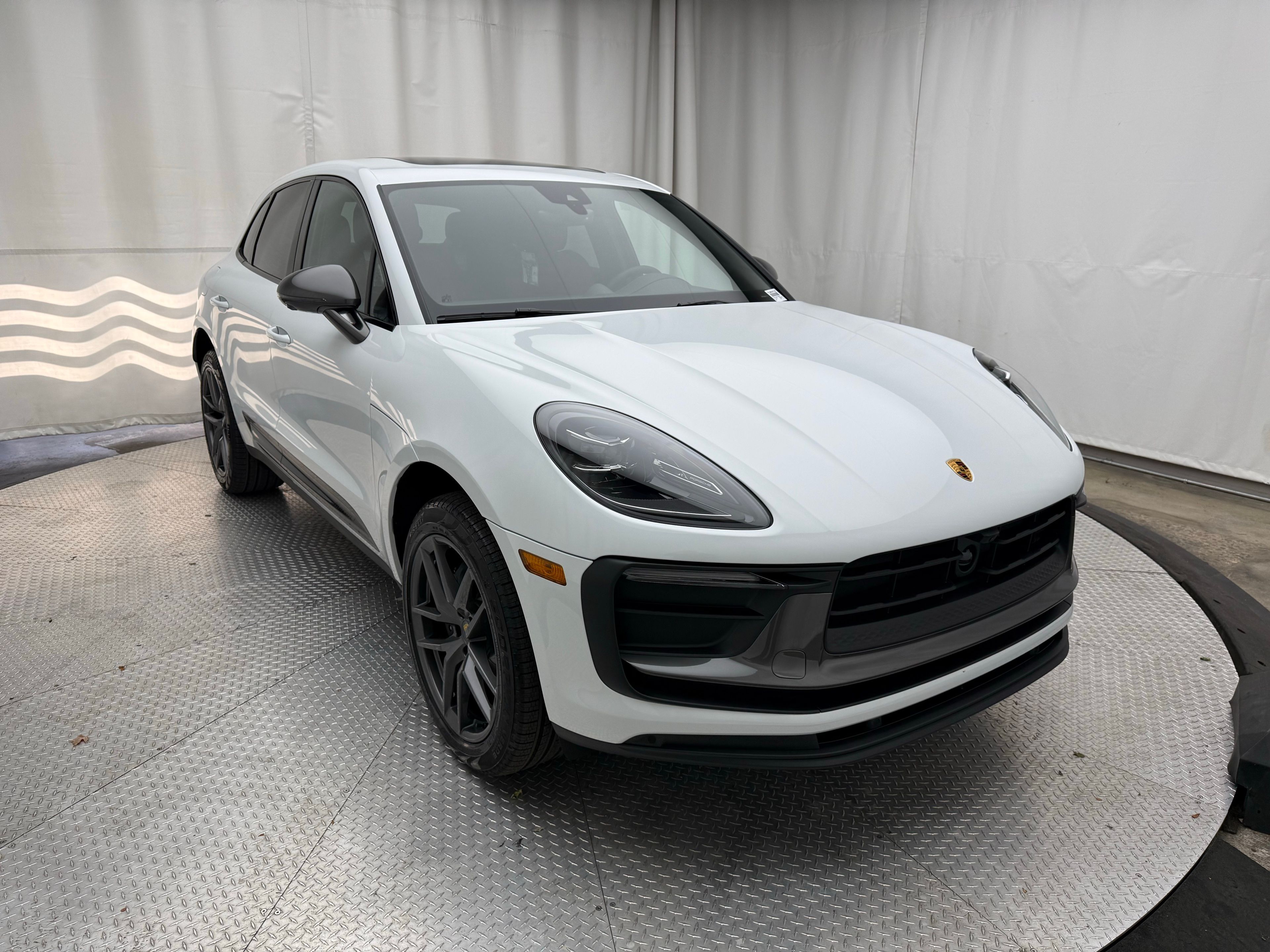 Thumbnail: 2026 Porsche Macan - 8