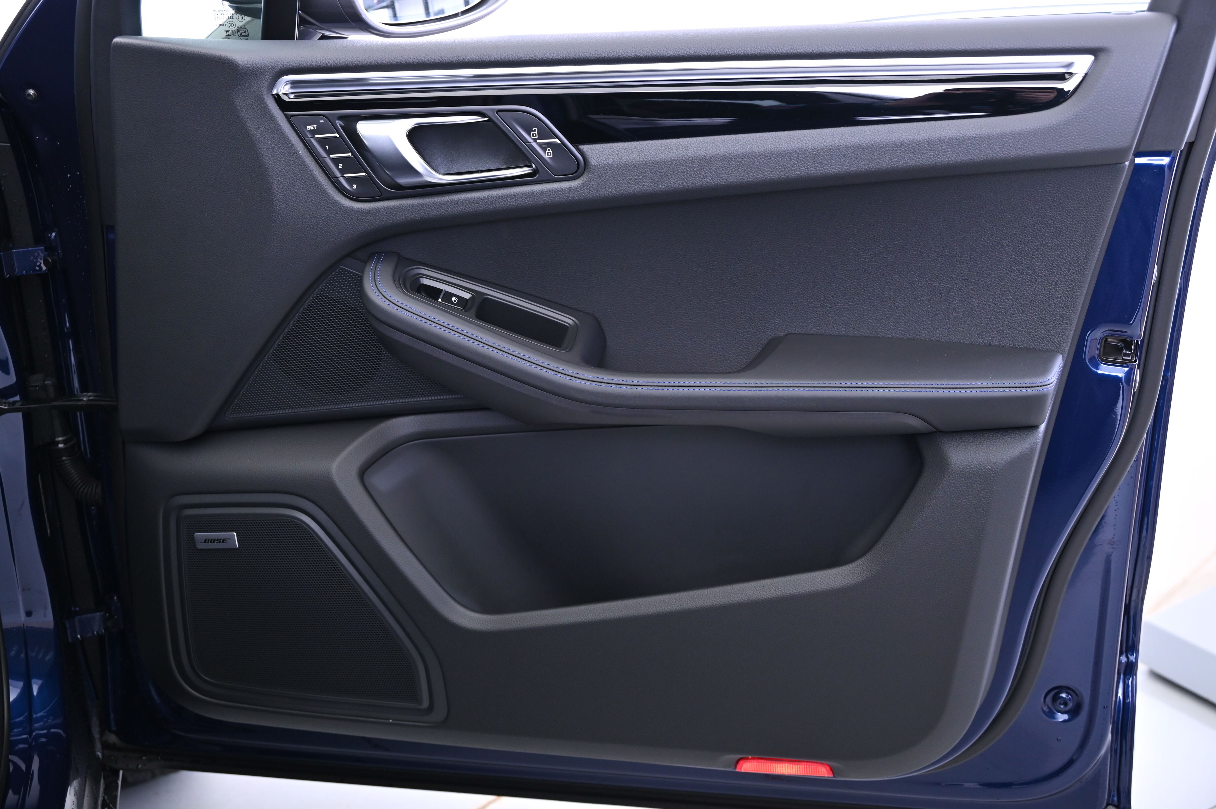 Thumbnail: 2025 Porsche Macan - 25