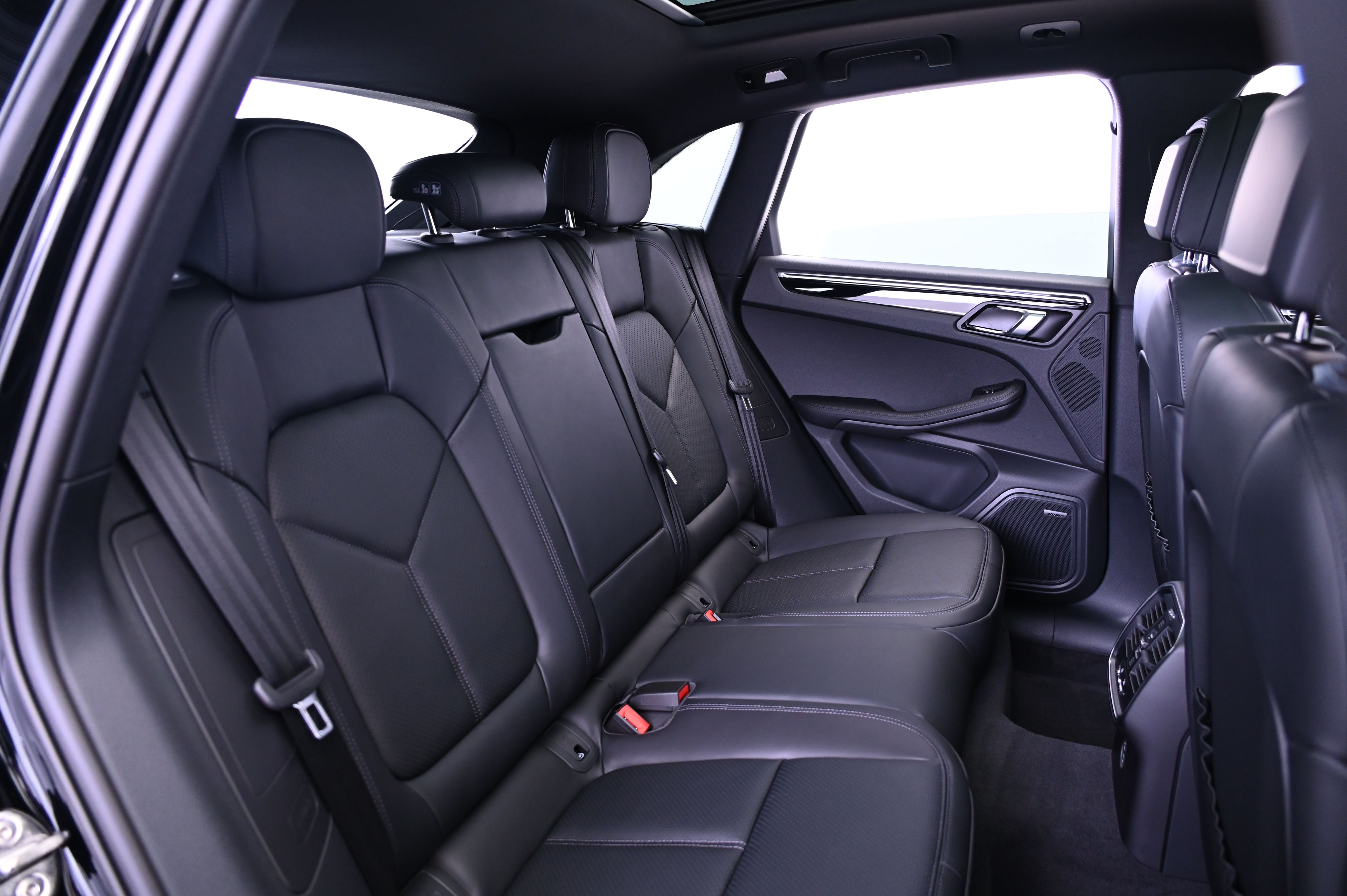 Thumbnail: 2025 Porsche Macan - 23