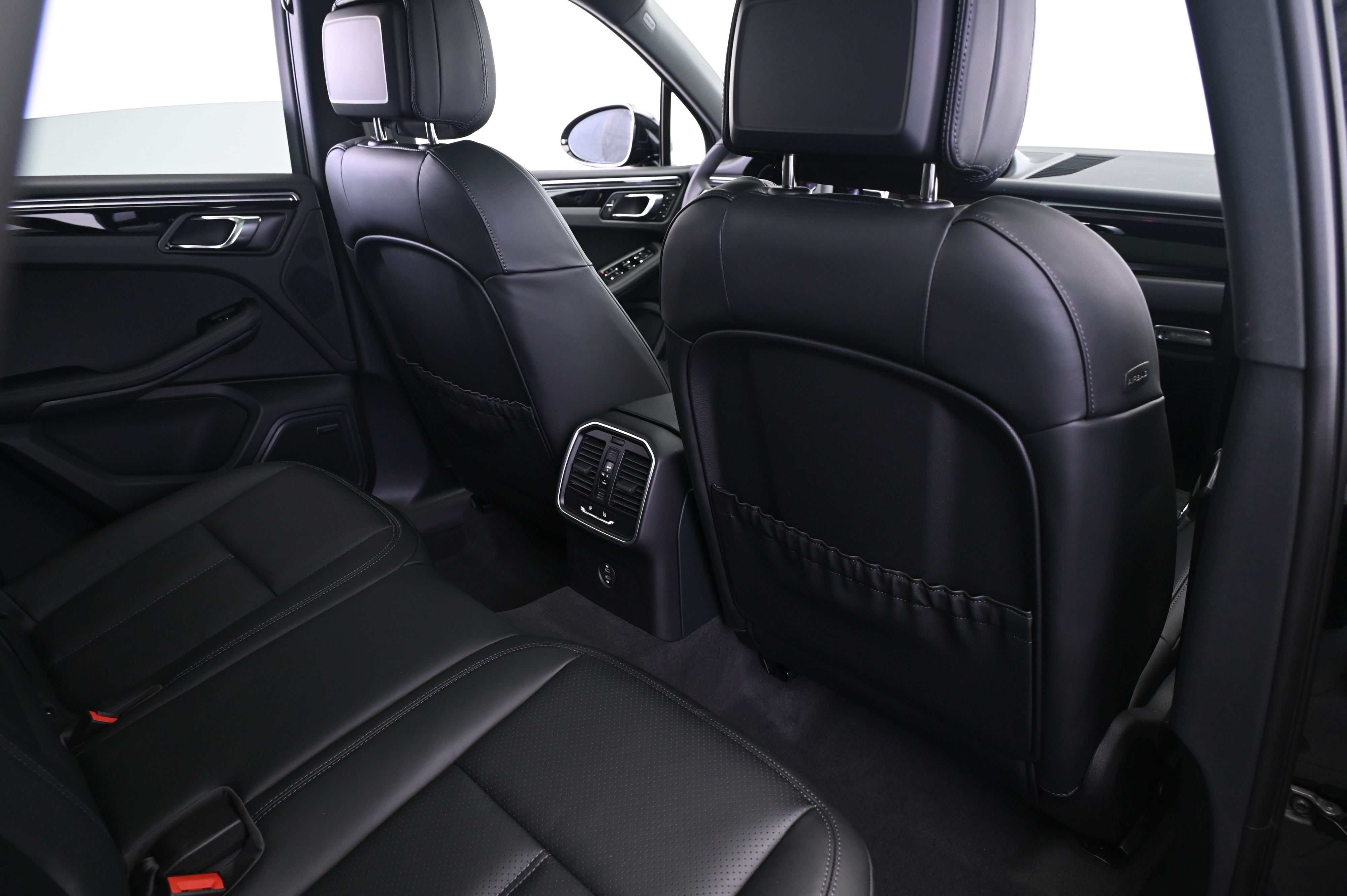 Thumbnail: 2026 Porsche Macan - 17