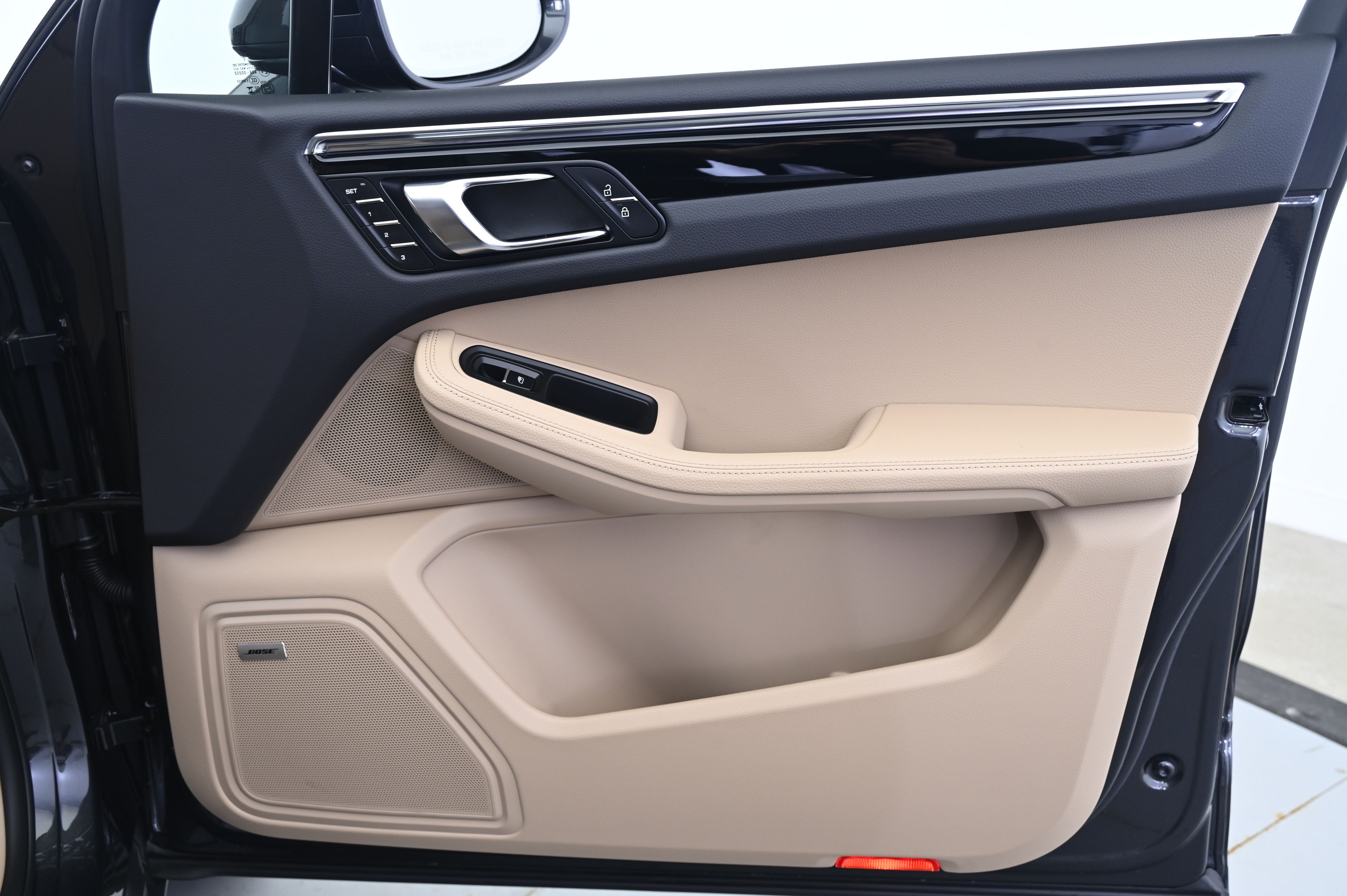 Thumbnail: 2025 Porsche Macan - 20