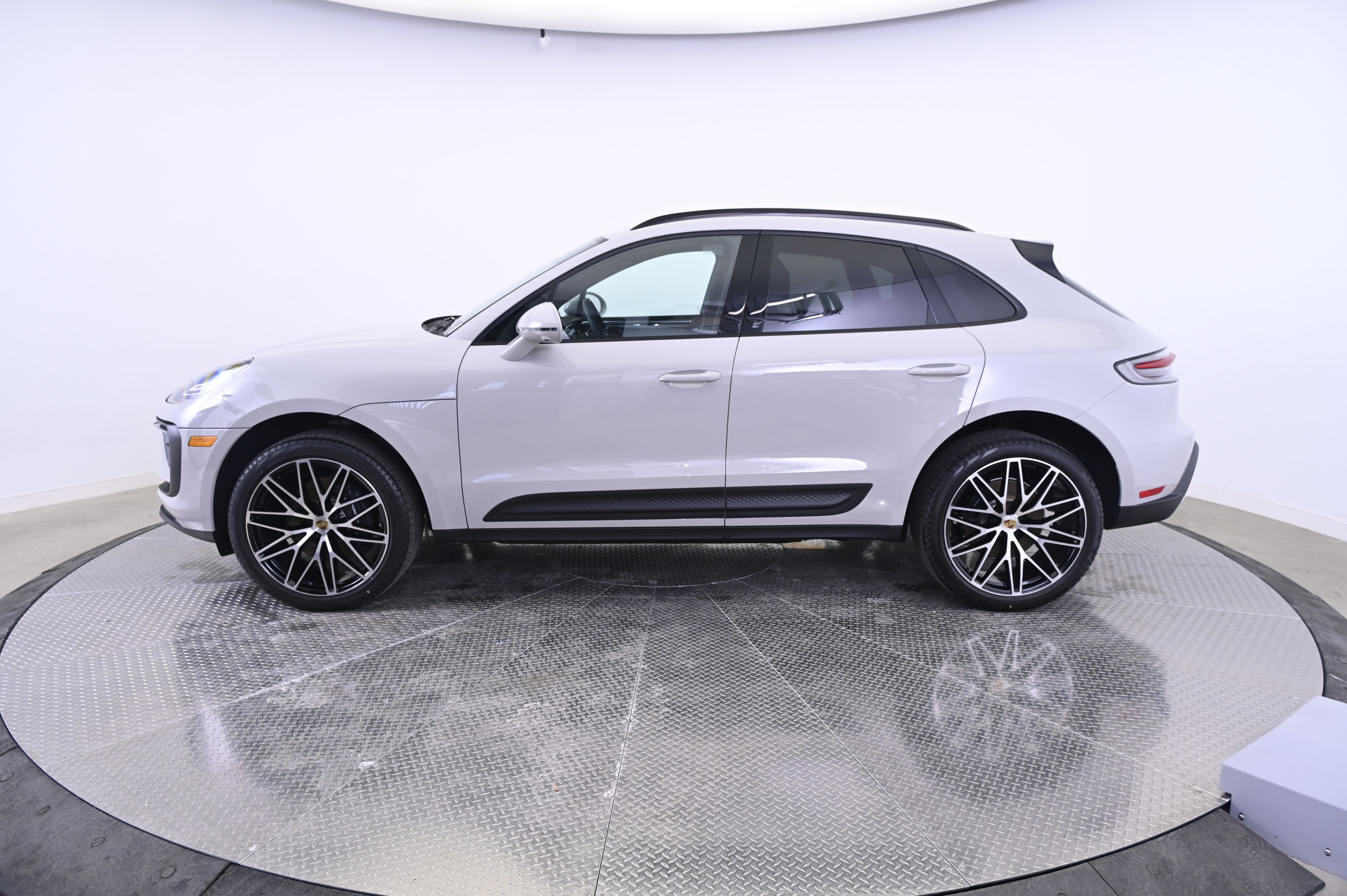 Thumbnail: 2026 Porsche Macan - 2