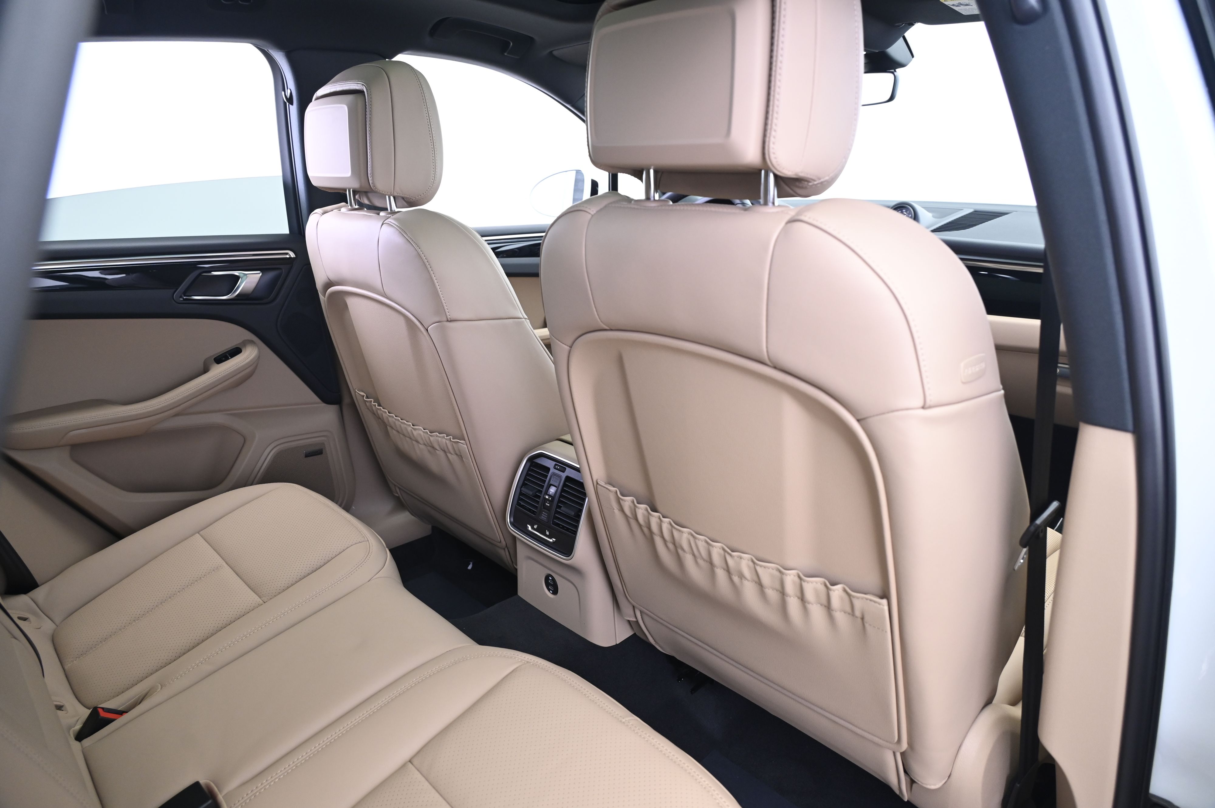 Thumbnail: 2026 Porsche Macan - 17