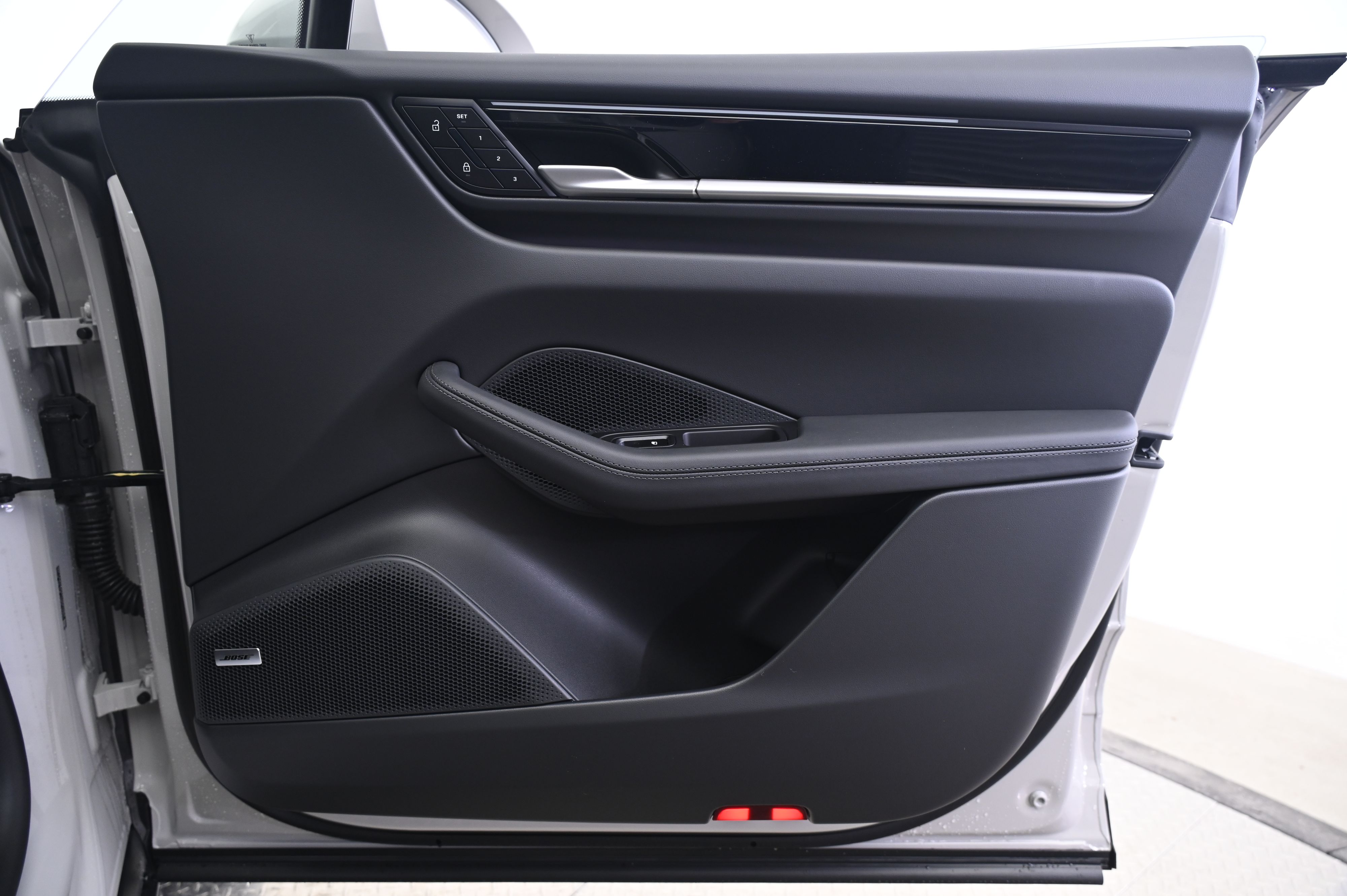 Thumbnail: 2026 Porsche Macan - 21