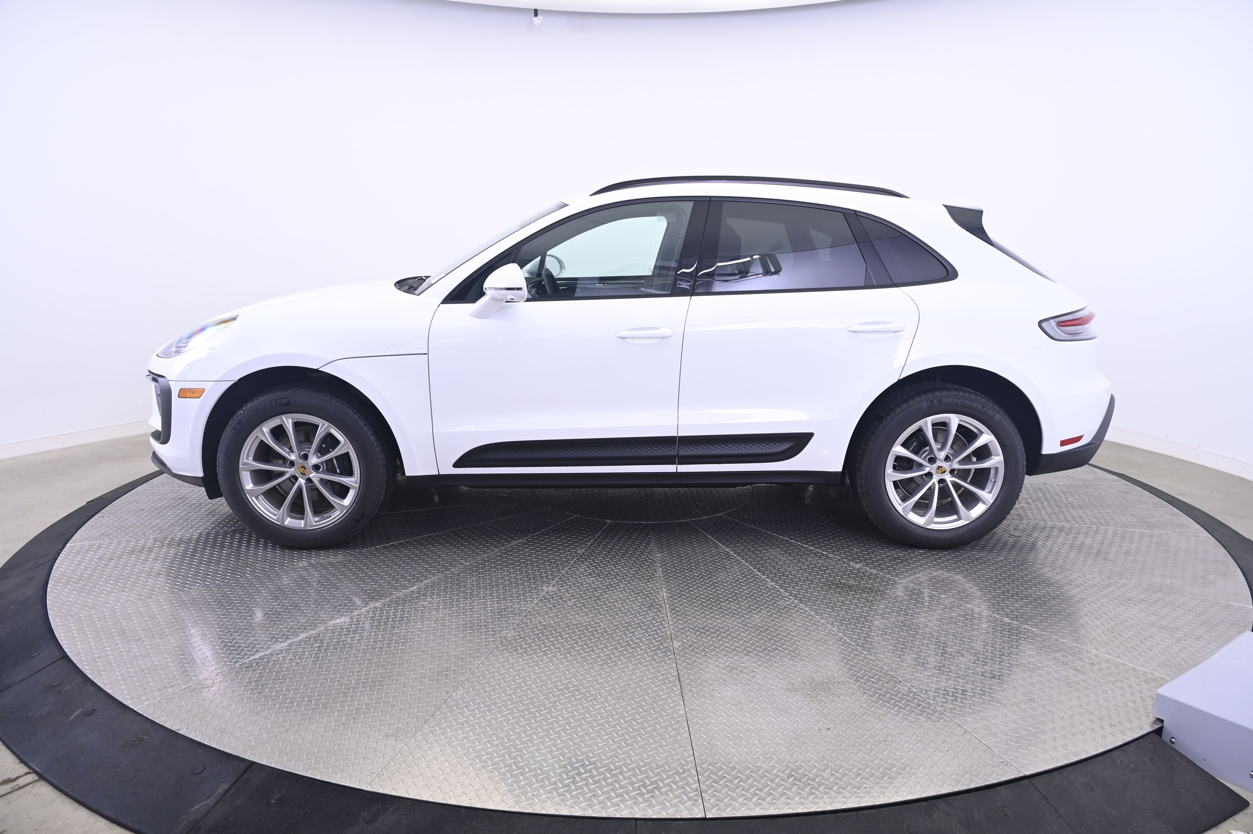 Thumbnail: 2026 Porsche Macan - 2