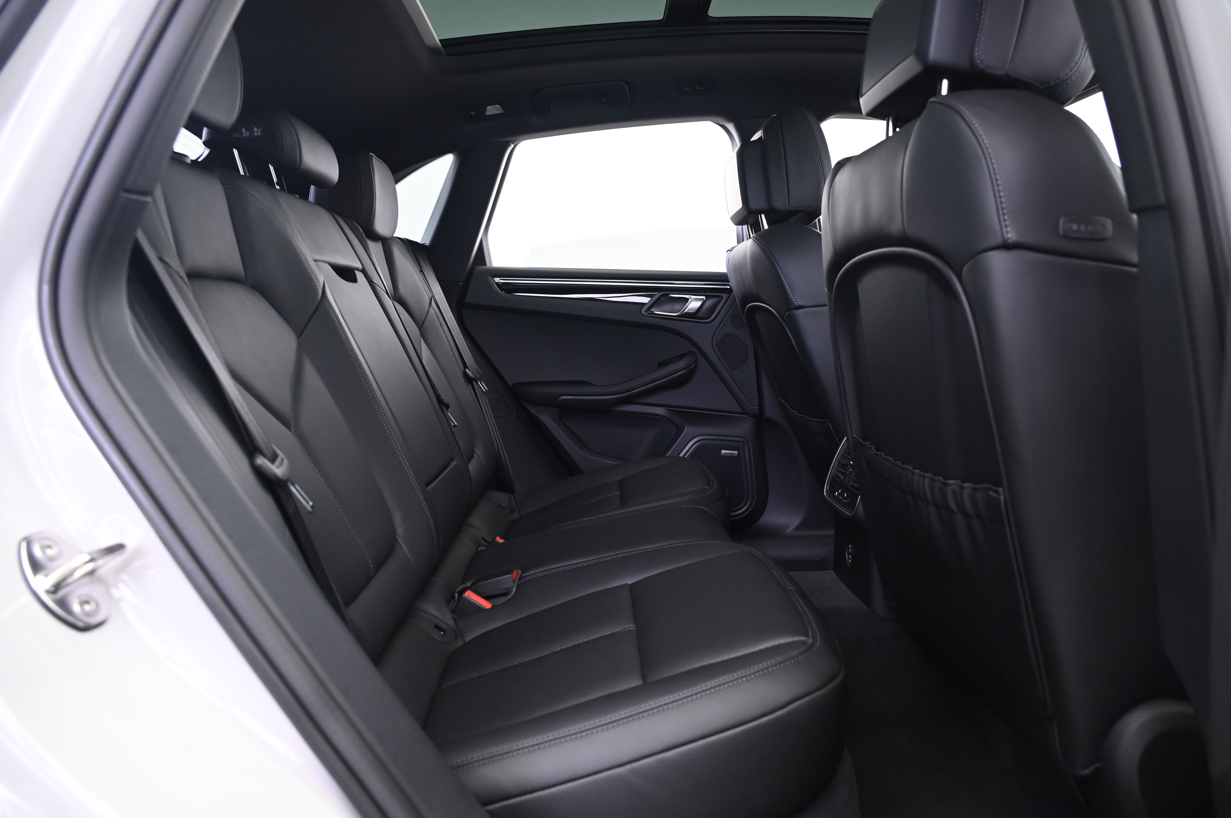 Thumbnail: 2026 Porsche Macan - 18