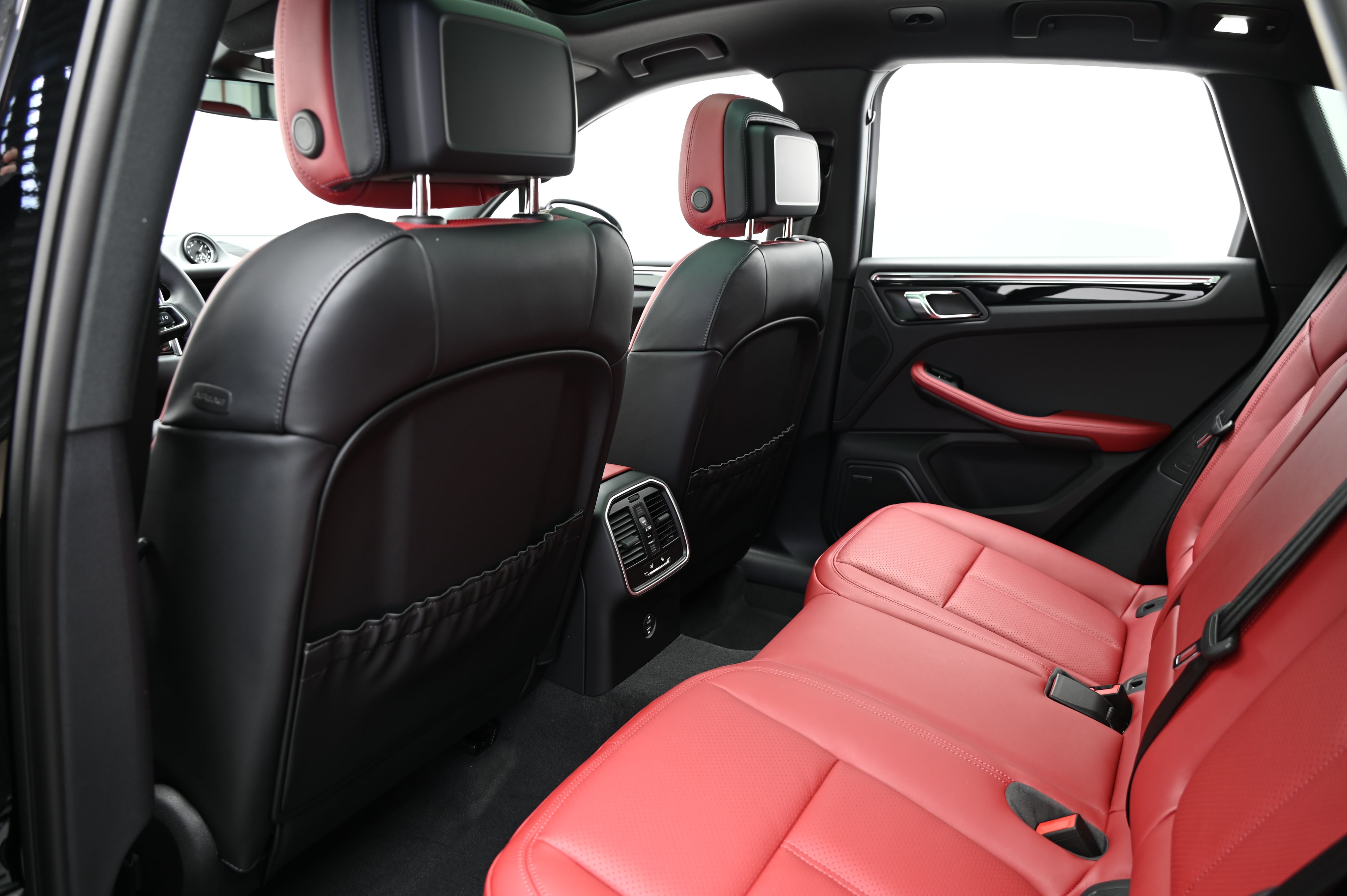 Thumbnail: 2025 Porsche Macan - 32