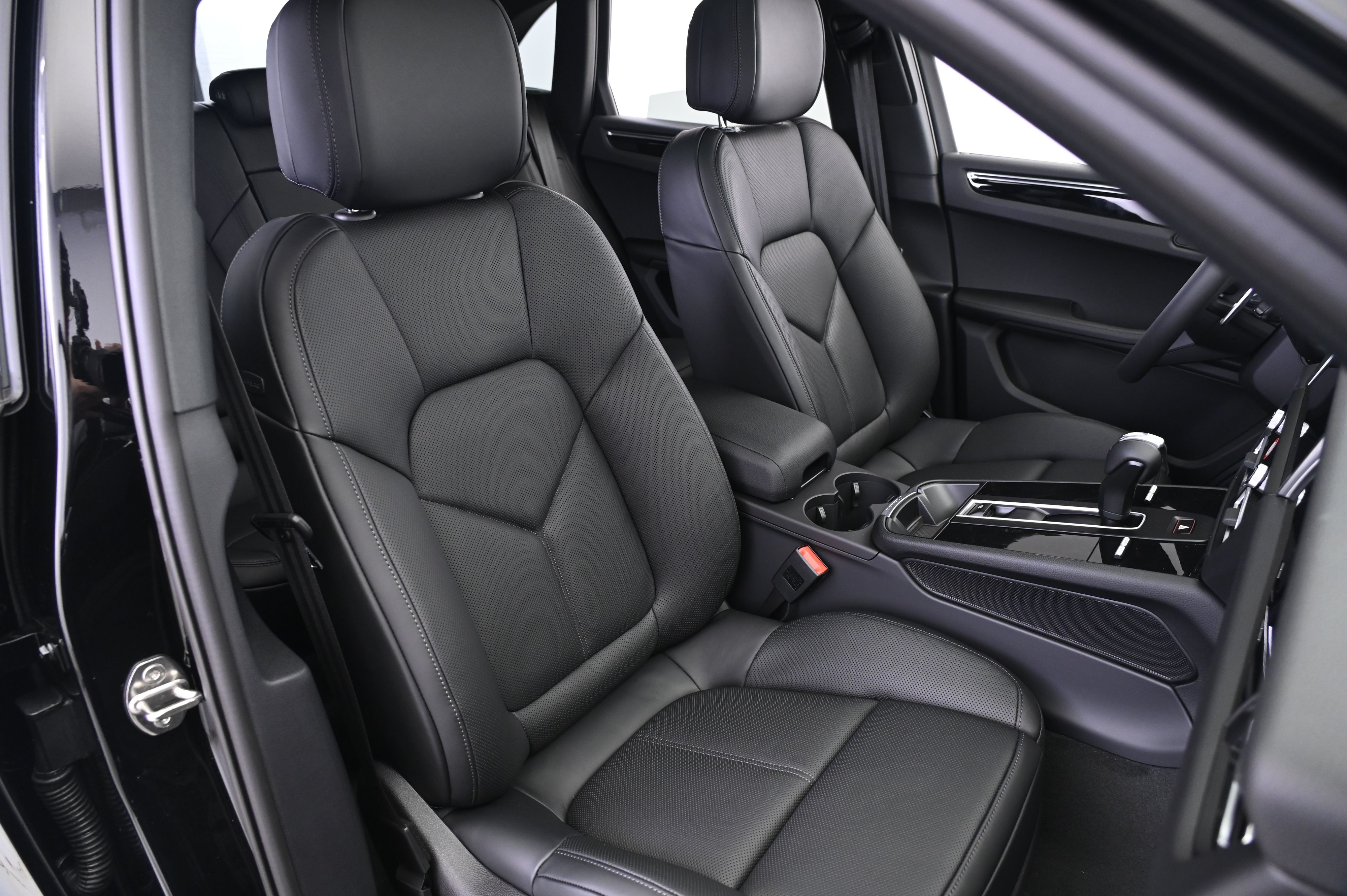 Thumbnail: 2026 Porsche Macan - 24