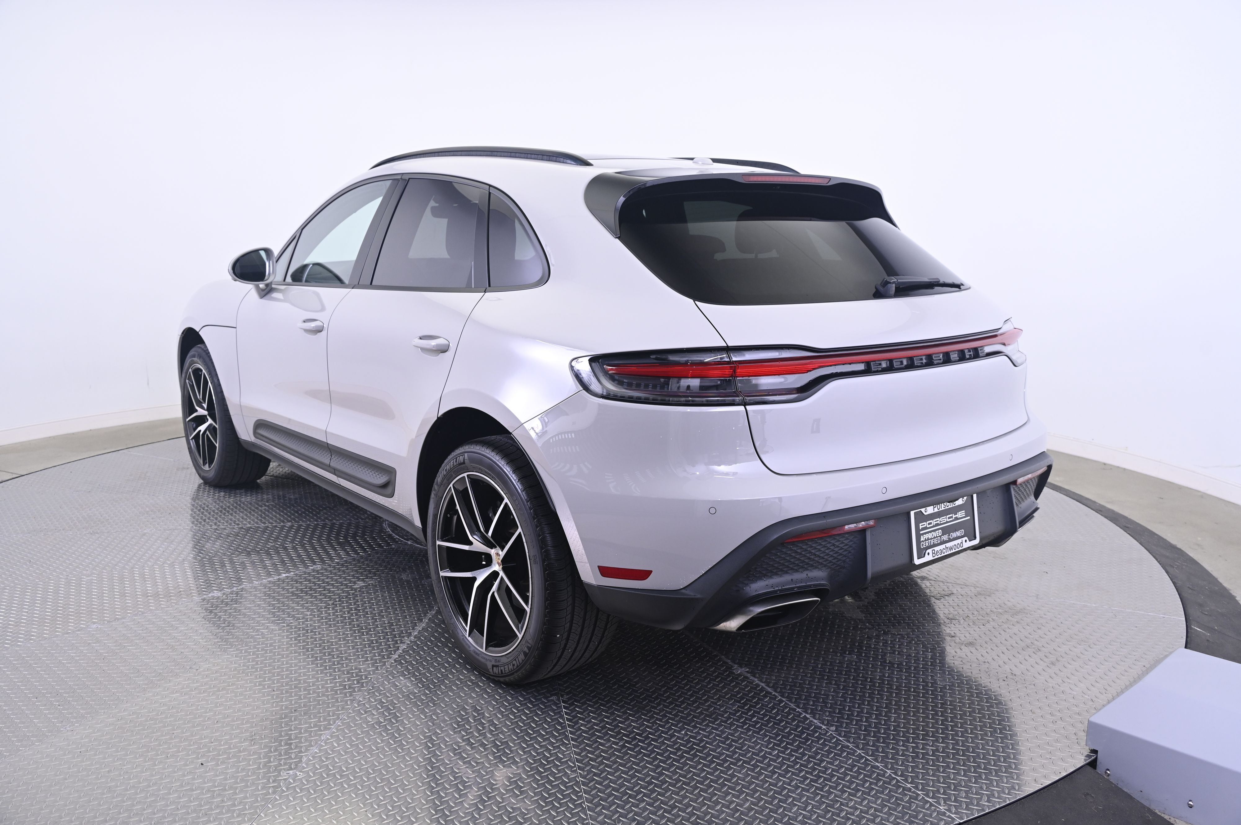 Thumbnail: 2023 Porsche Macan - 3