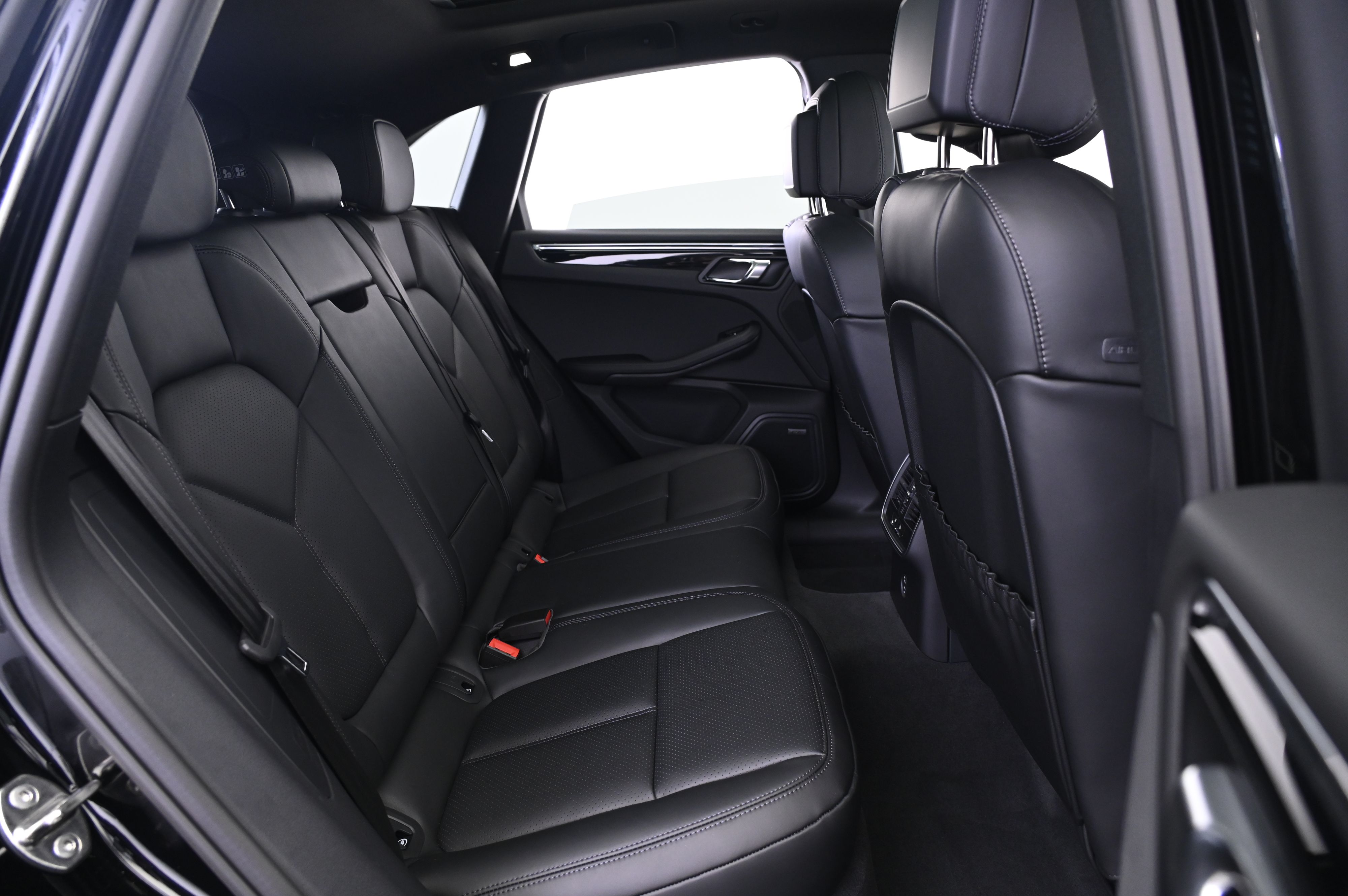 Thumbnail: 2026 Porsche Macan - 18