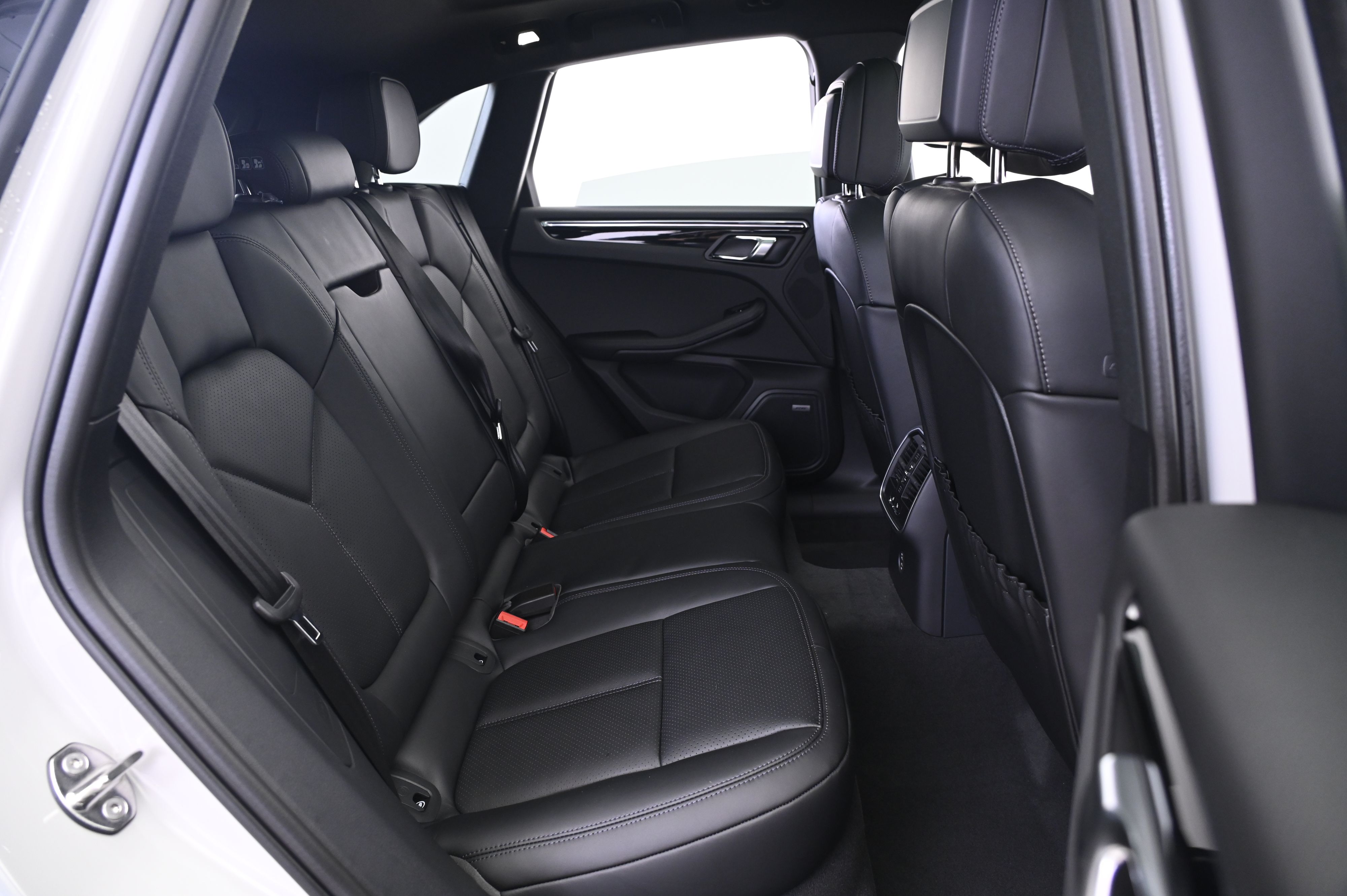 Thumbnail: 2026 Porsche Macan - 18