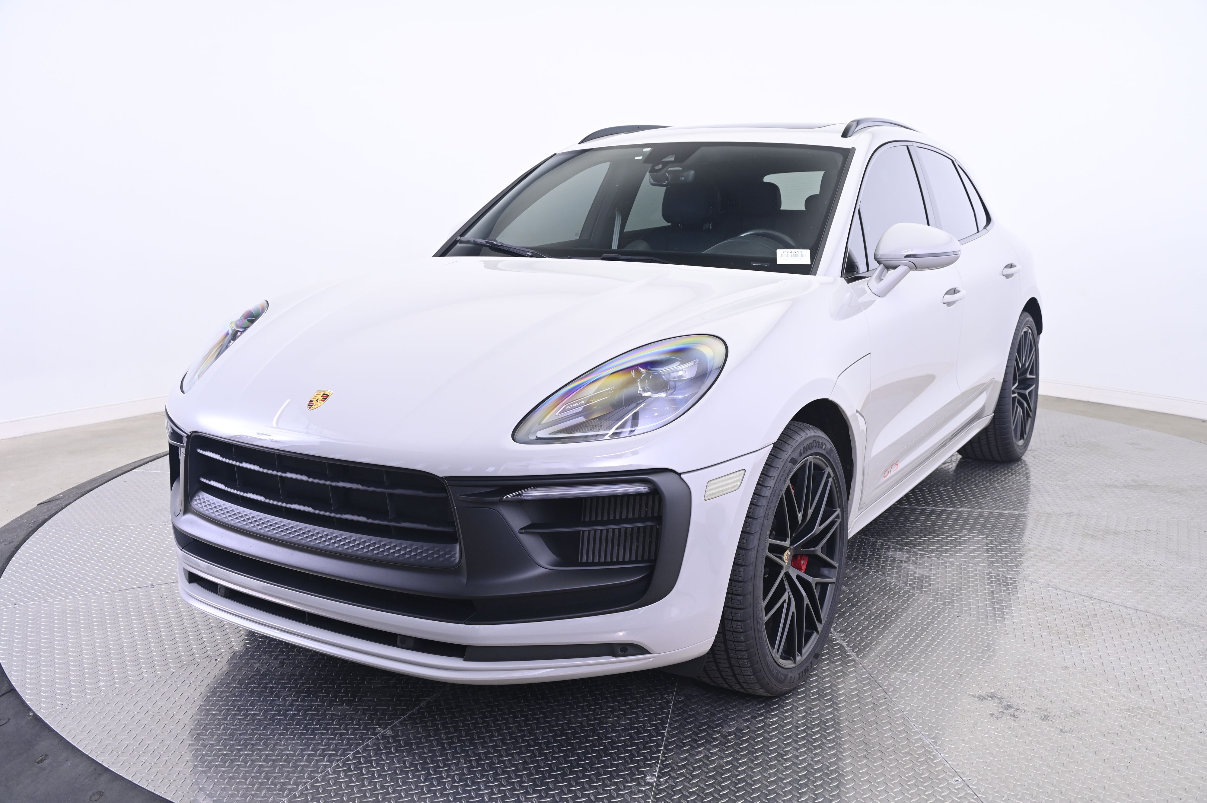 Thumbnail: 2022 Porsche Macan - 1