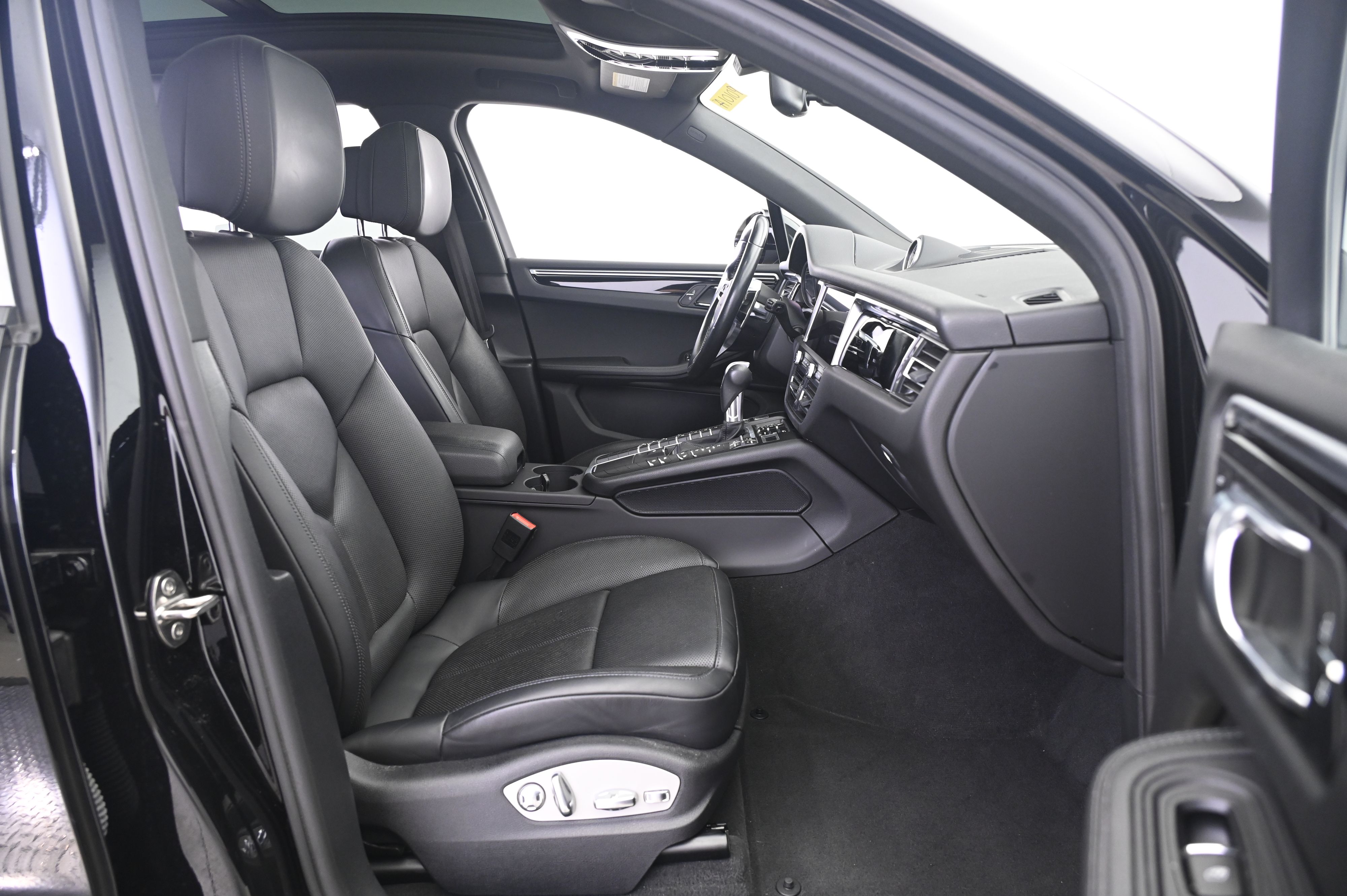 Thumbnail: 2021 Porsche Macan - 23