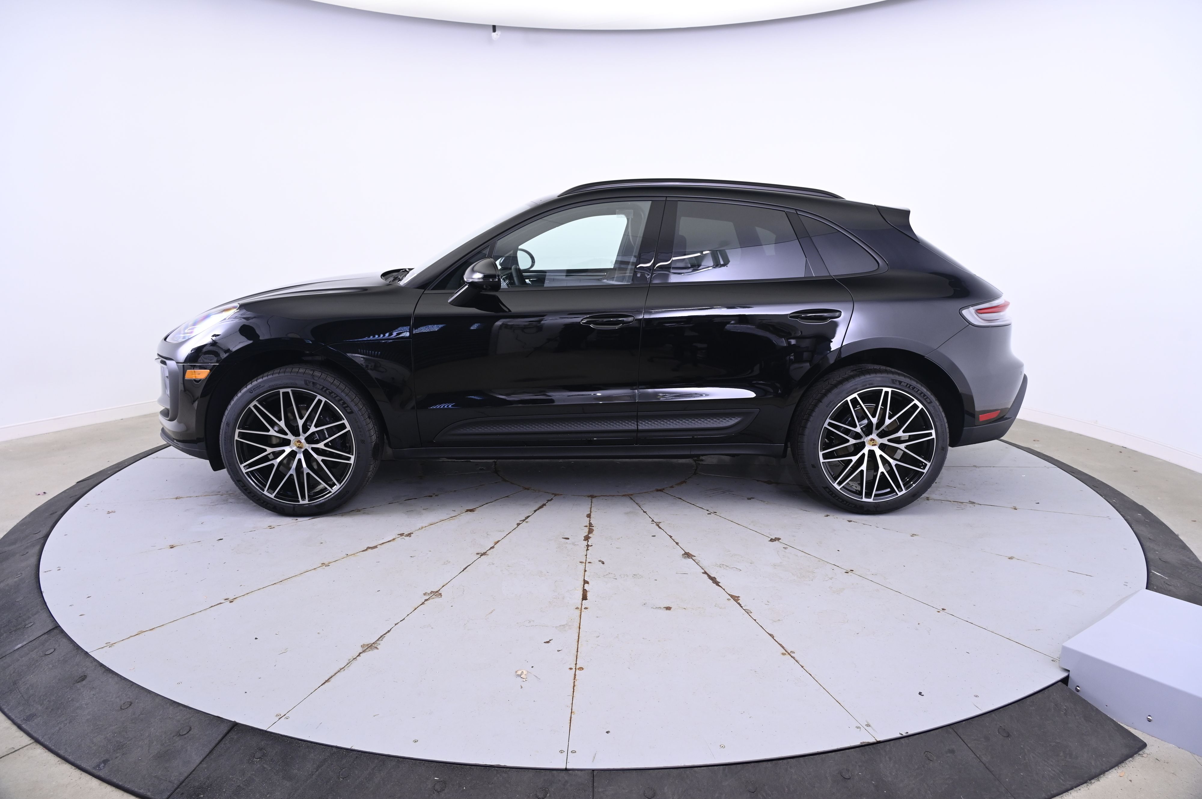 Thumbnail: 2026 Porsche Macan - 2
